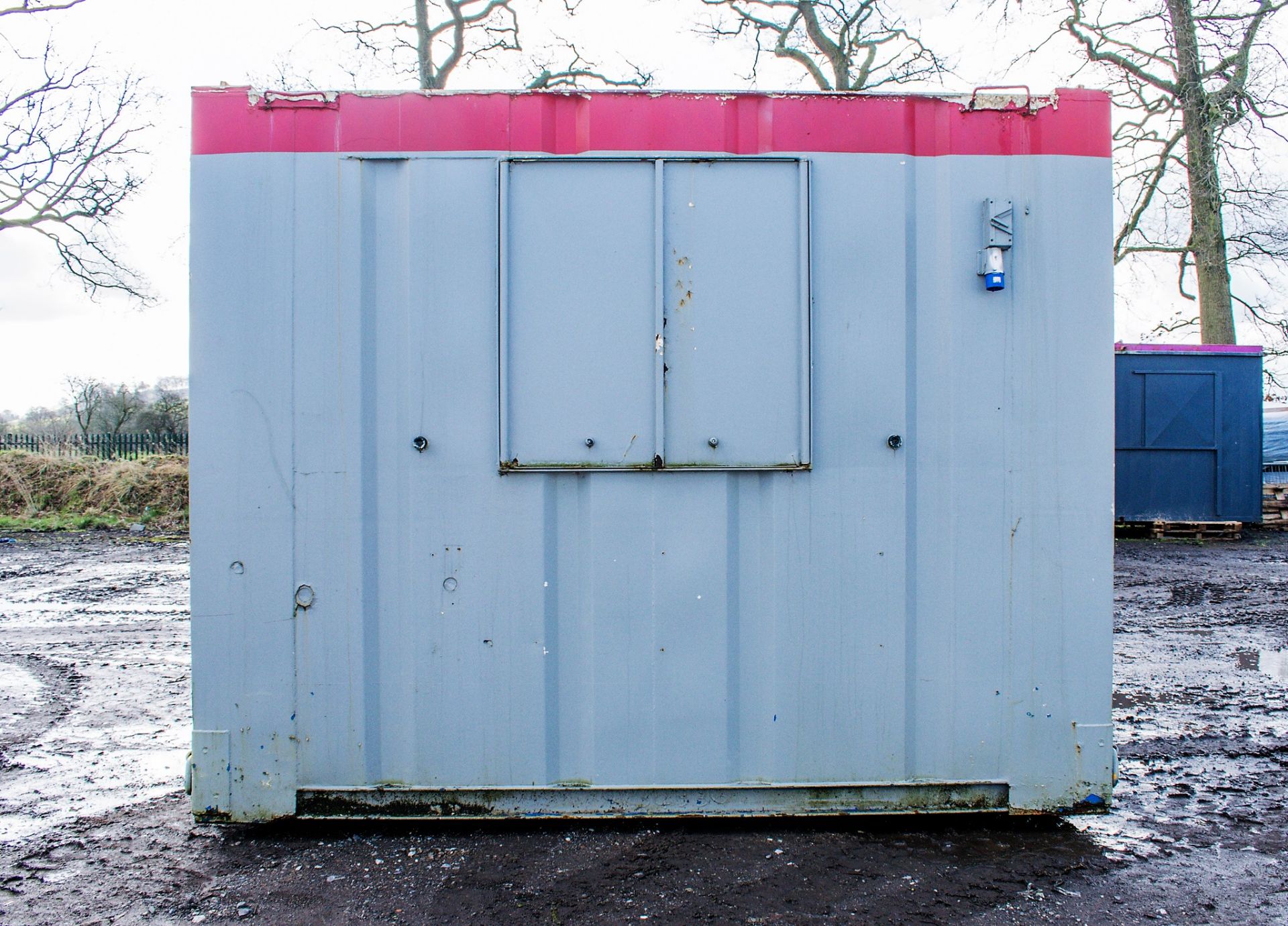 32 ft x 10 ft steel anti vandal jack leg toilet site unit Comprising of: Mens Toilet (2 cubicles, - Bild 6 aus 14