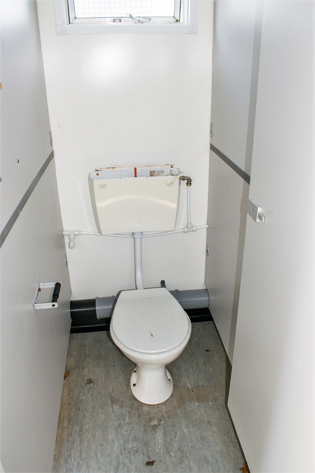 21 ft x 9 ft steel jack leg toilet site unit Comprising of: Men's toilet (4 cubicles, 3 urinals & - Image 10 of 14