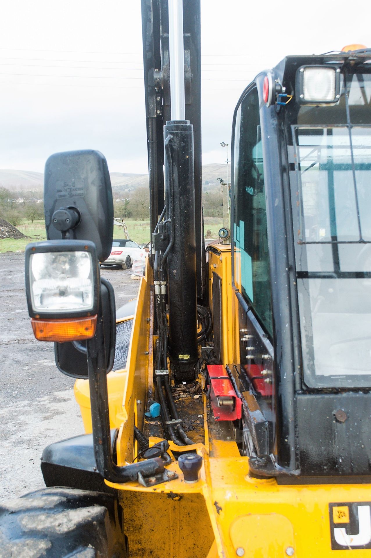 JCB 527-55 5.5 metre telescopic handler Year: S/N: 1419600 Recorded Hours: 3975 c/w rear camera - Image 14 of 20