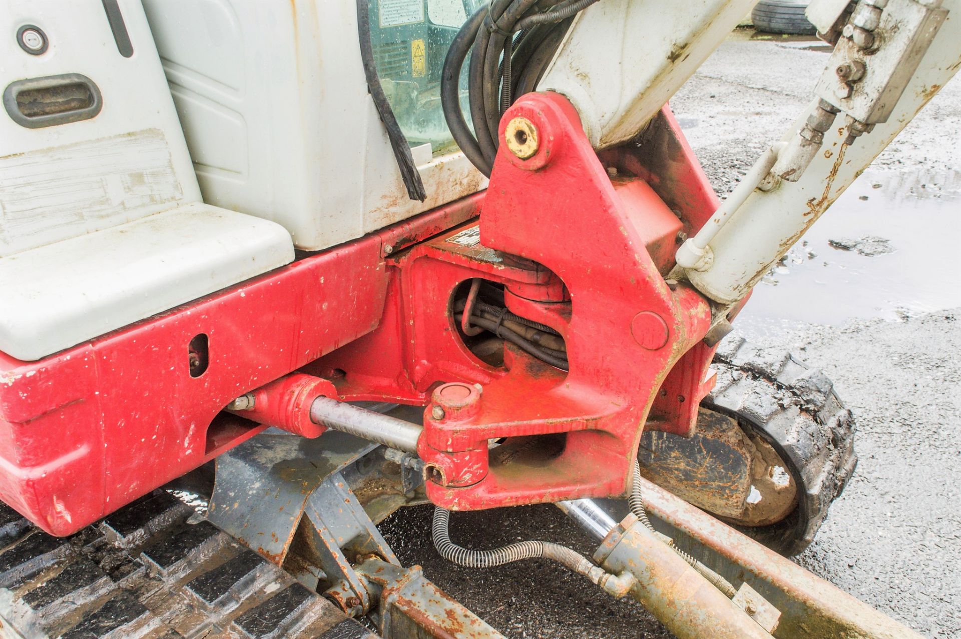 Takeuchi TB228 2.8 tonne rubber tracked excavator Year: 2014 S/N: 122803361 Recorded Hours: 3066 - Image 15 of 21