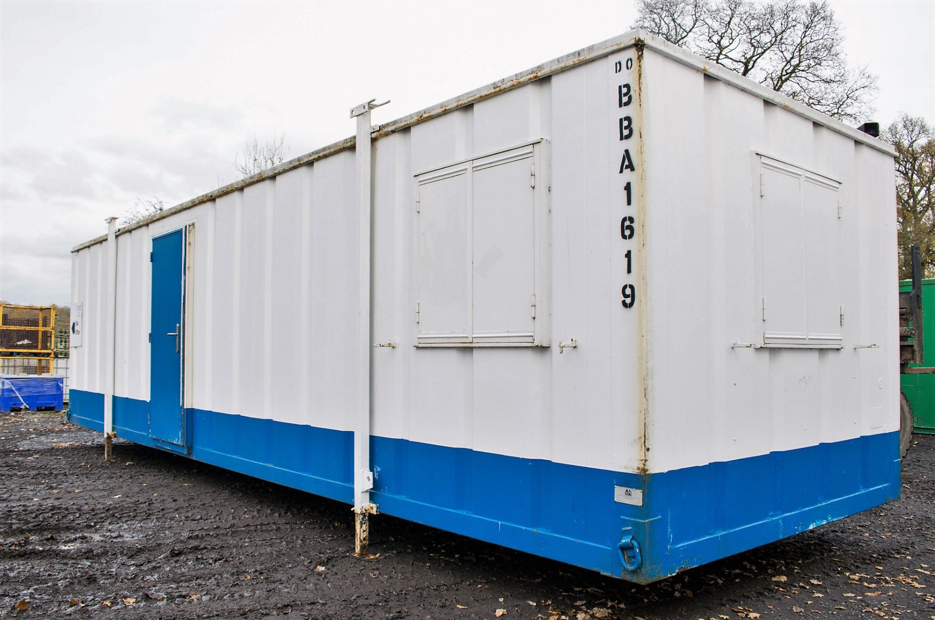 32 ft x 10 ft steel anti vandal jack leg office site unit BBA1619 ** No keys & door missing ** - Image 3 of 8