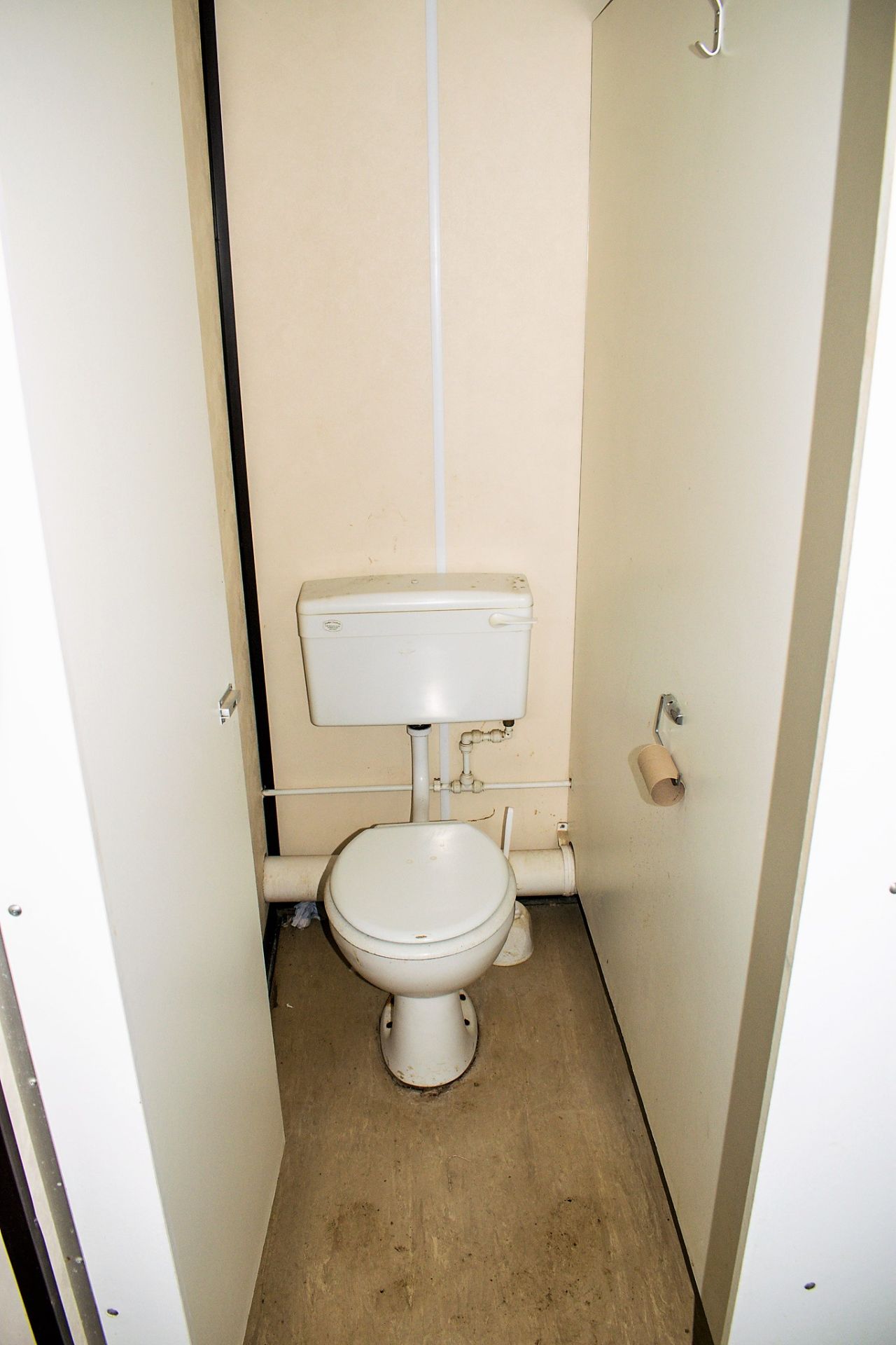 32 ft x 10 ft steel anti vandal jack leg toilet site unit Comprising of: Mens Toilet (2 cubicles, - Bild 8 aus 14