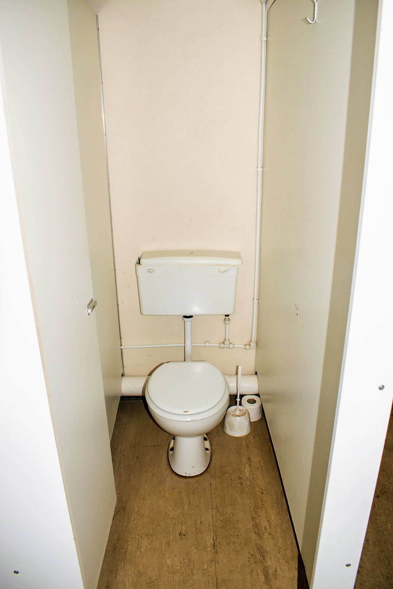 32 ft x 10 ft steel anti vandal jack leg toilet site unit Comprising of: Mens Toilet (2 cubicles, - Image 9 of 14