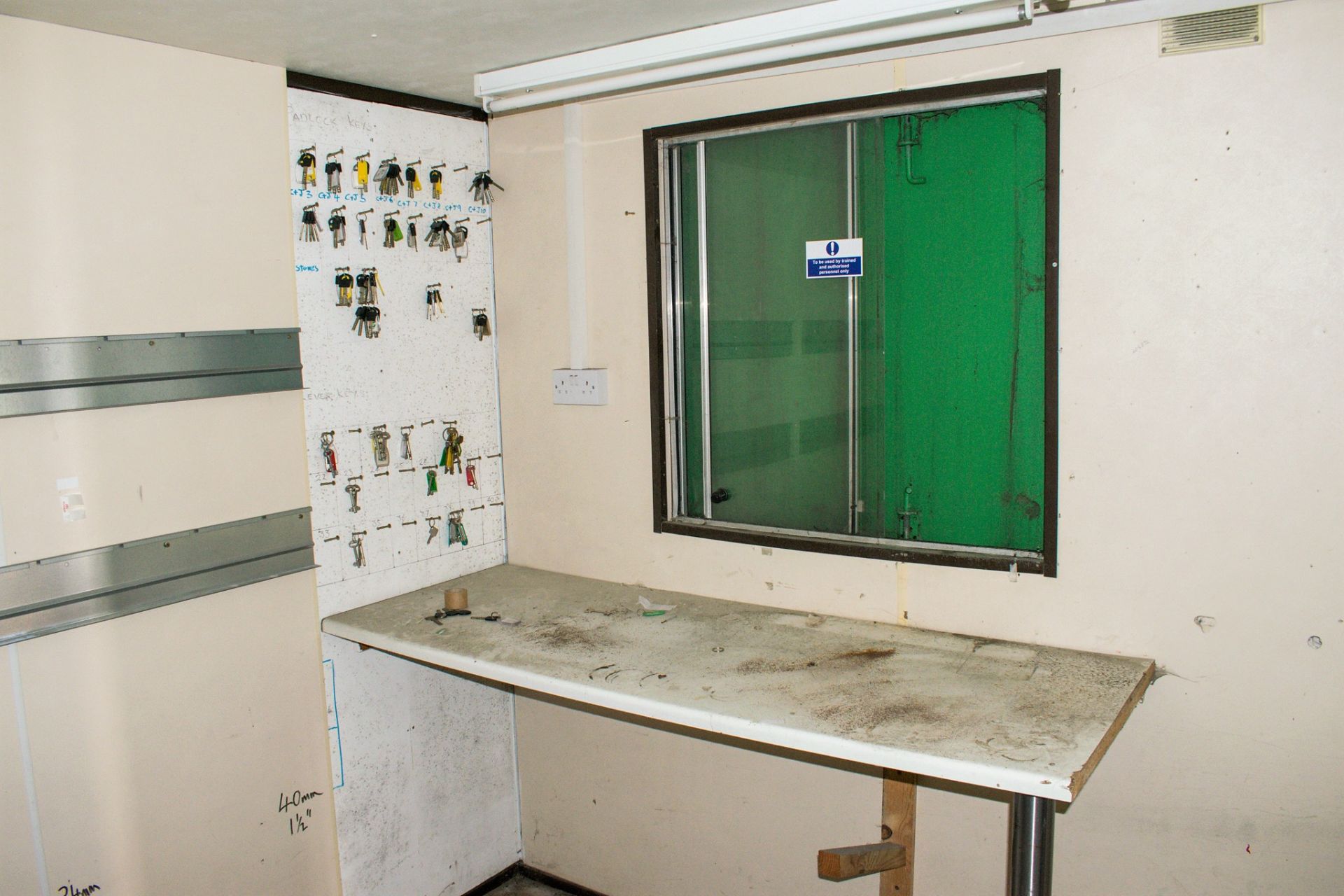 24 ft x 9 ft steel anti vandal jack leg office site unit Comprising of: Lobby & 2 rooms c/w keys - Image 11 of 11