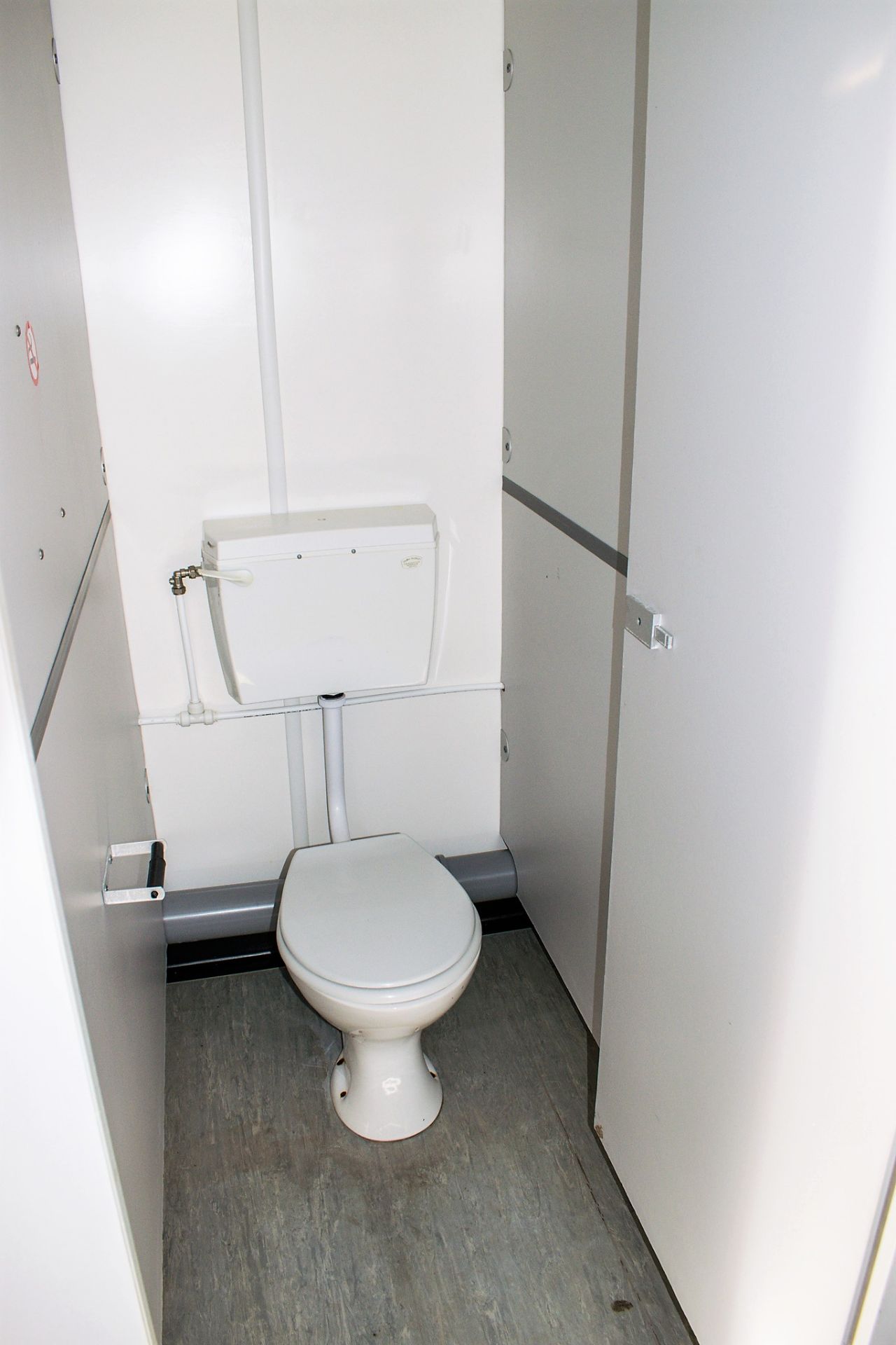 21 ft x 9 ft steel jack leg toilet site unit Comprising of: Men's toilet (4 cubicles, 3 urinals & - Image 11 of 14