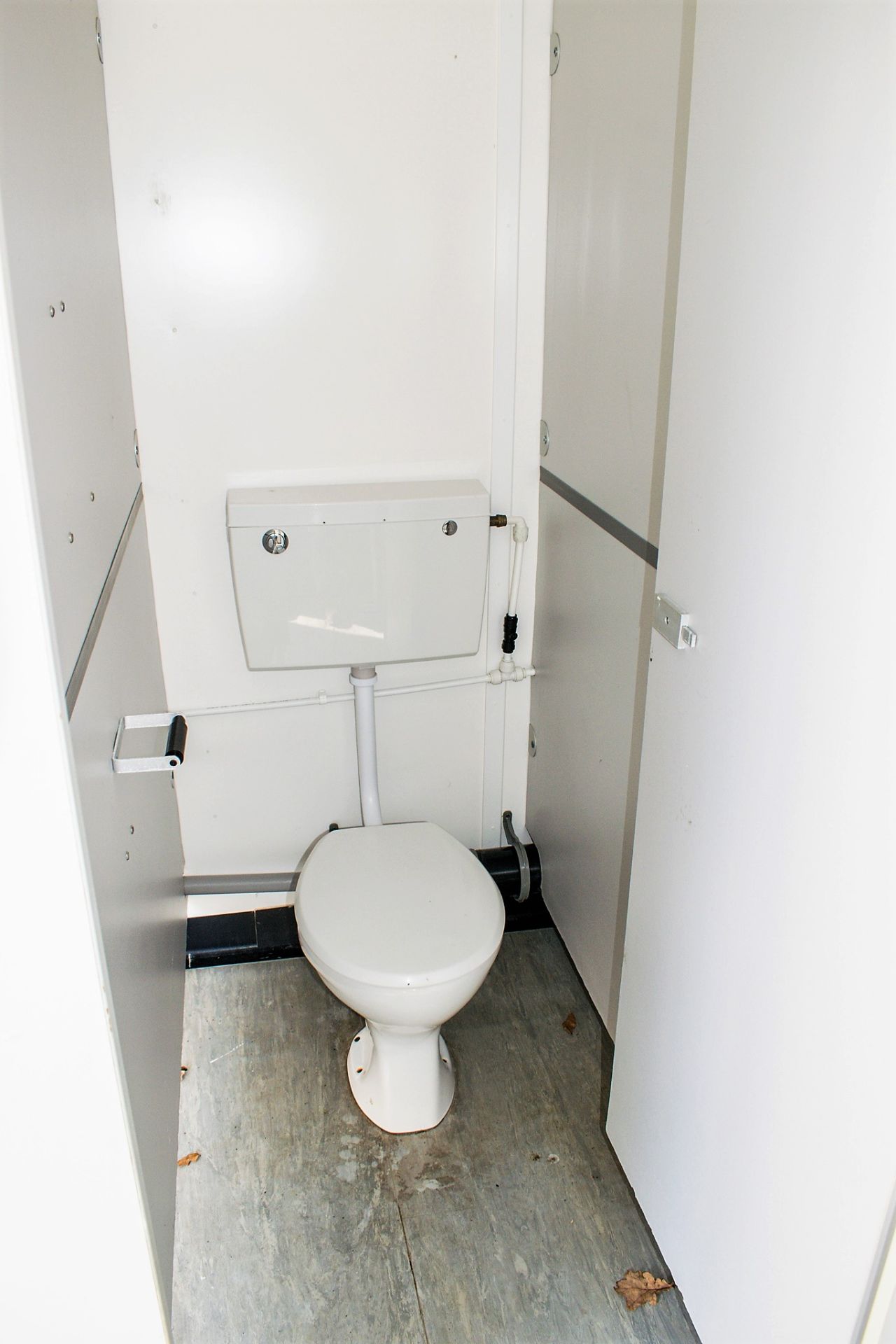 21 ft x 9 ft steel jack leg toilet site unit Comprising of: Men's toilet (4 cubicles, 3 urinals & - Image 9 of 14