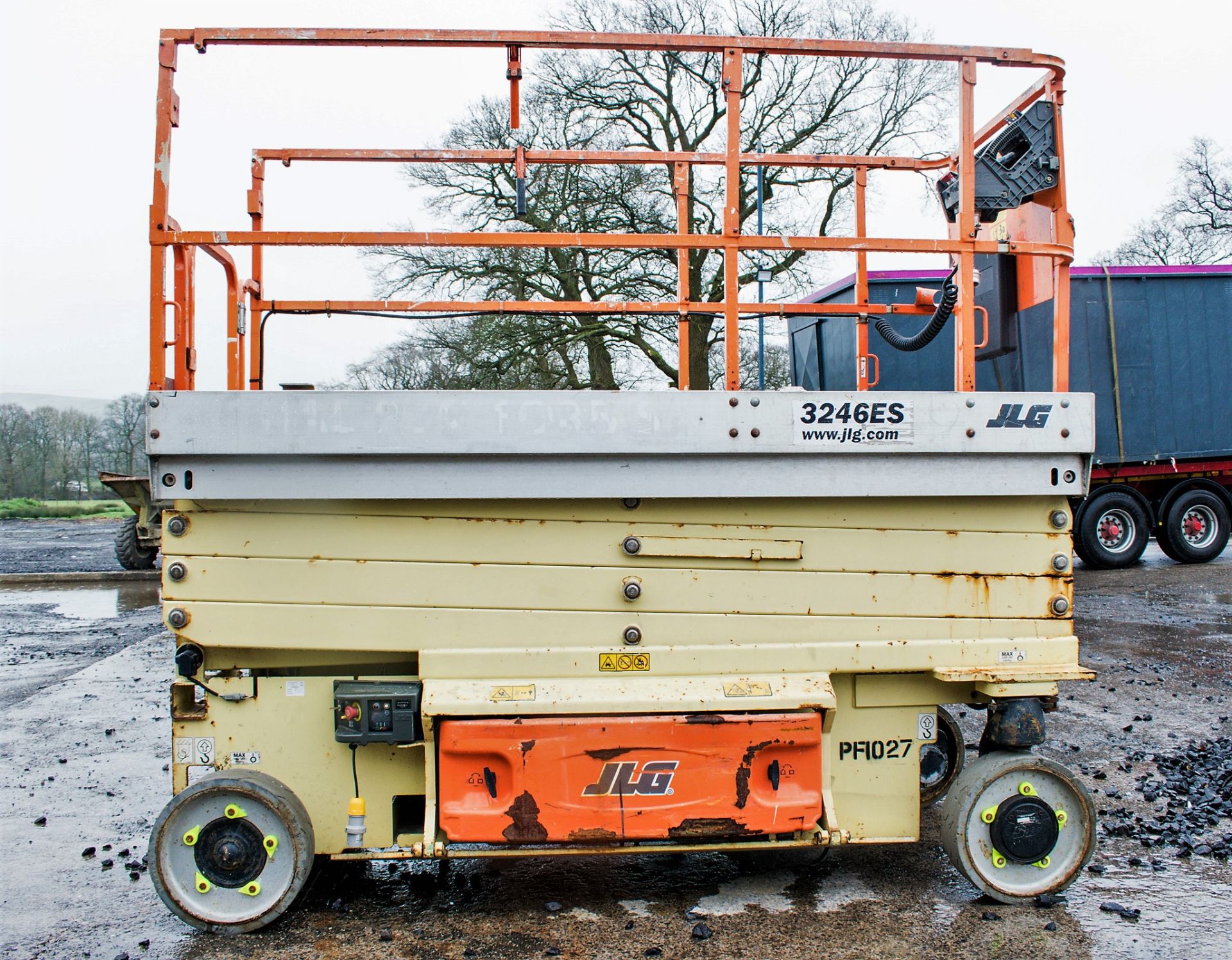 JLG 3246ES battery electric scissor lift access platform Year: 2010 S/N: 023605 Recorded Hours: - Image 6 of 10