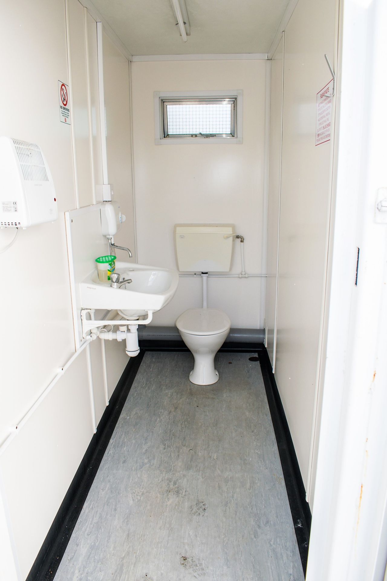 21 ft x 9 ft steel jack leg toilet site unit Comprising of: Men's toilet (4 cubicles, 3 urinals & - Image 14 of 14