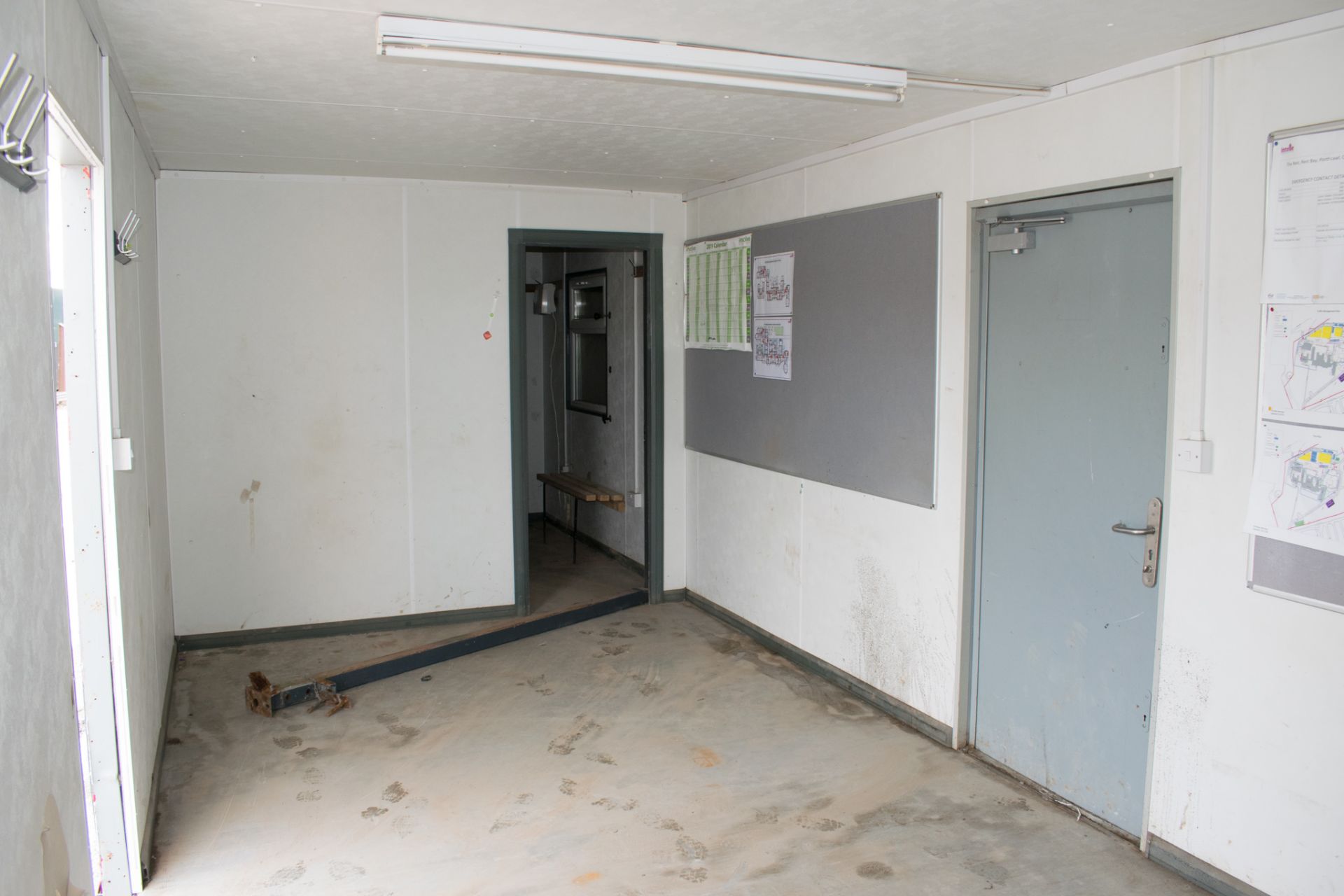 32 ft x 10 ft steel anti vandal jack leg site office unit Comprising of: Office/canteen area & - Image 8 of 9