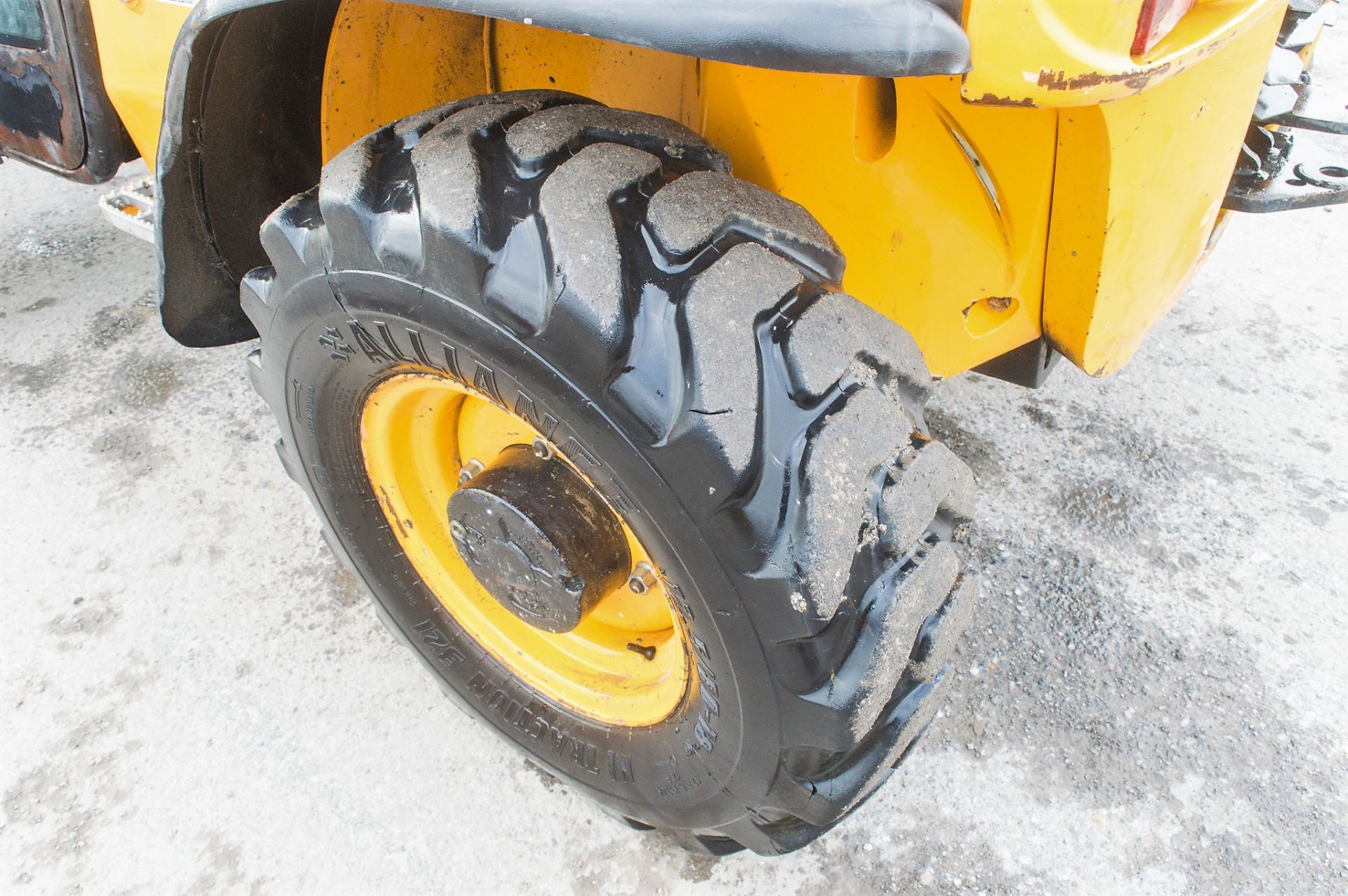 JCB 527-55 5.5 metre telescopic handler Year: S/N: 1419600 Recorded Hours: 3975 c/w rear camera - Image 12 of 20