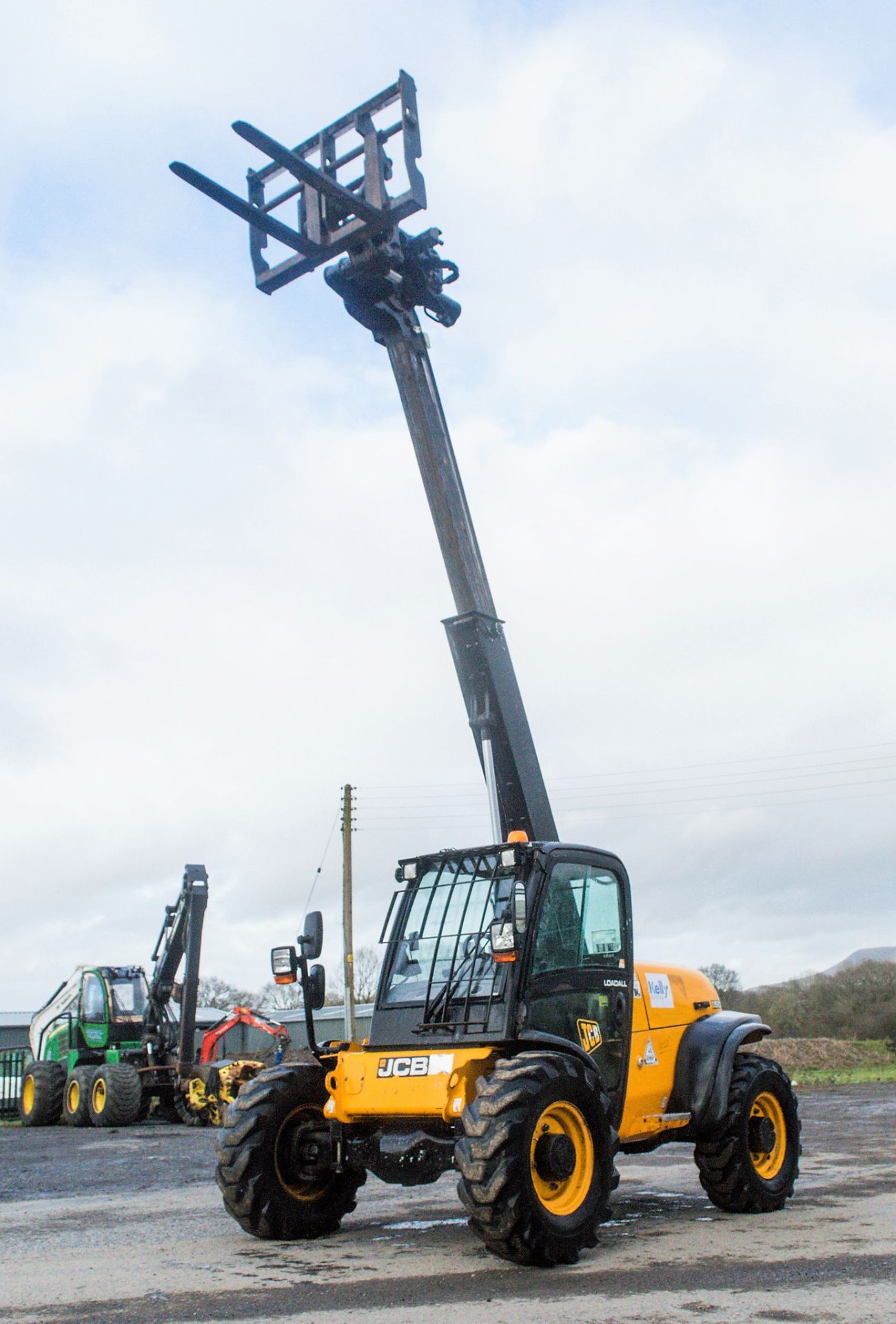 JCB 527-55 5.5 metre telescopic handler Year: S/N: 1419600 Recorded Hours: 3975 c/w rear camera - Image 9 of 20