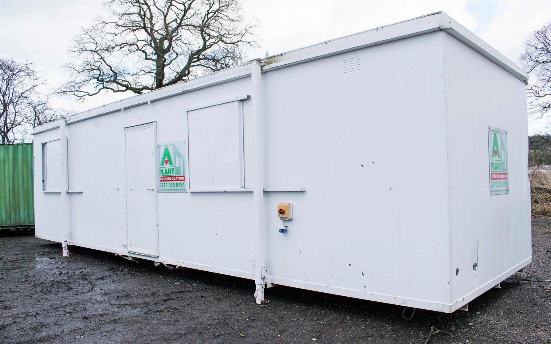 32 ft x 10 ft steel anti vandal jack leg office site unit c/w keys NG3045511 - Image 2 of 8