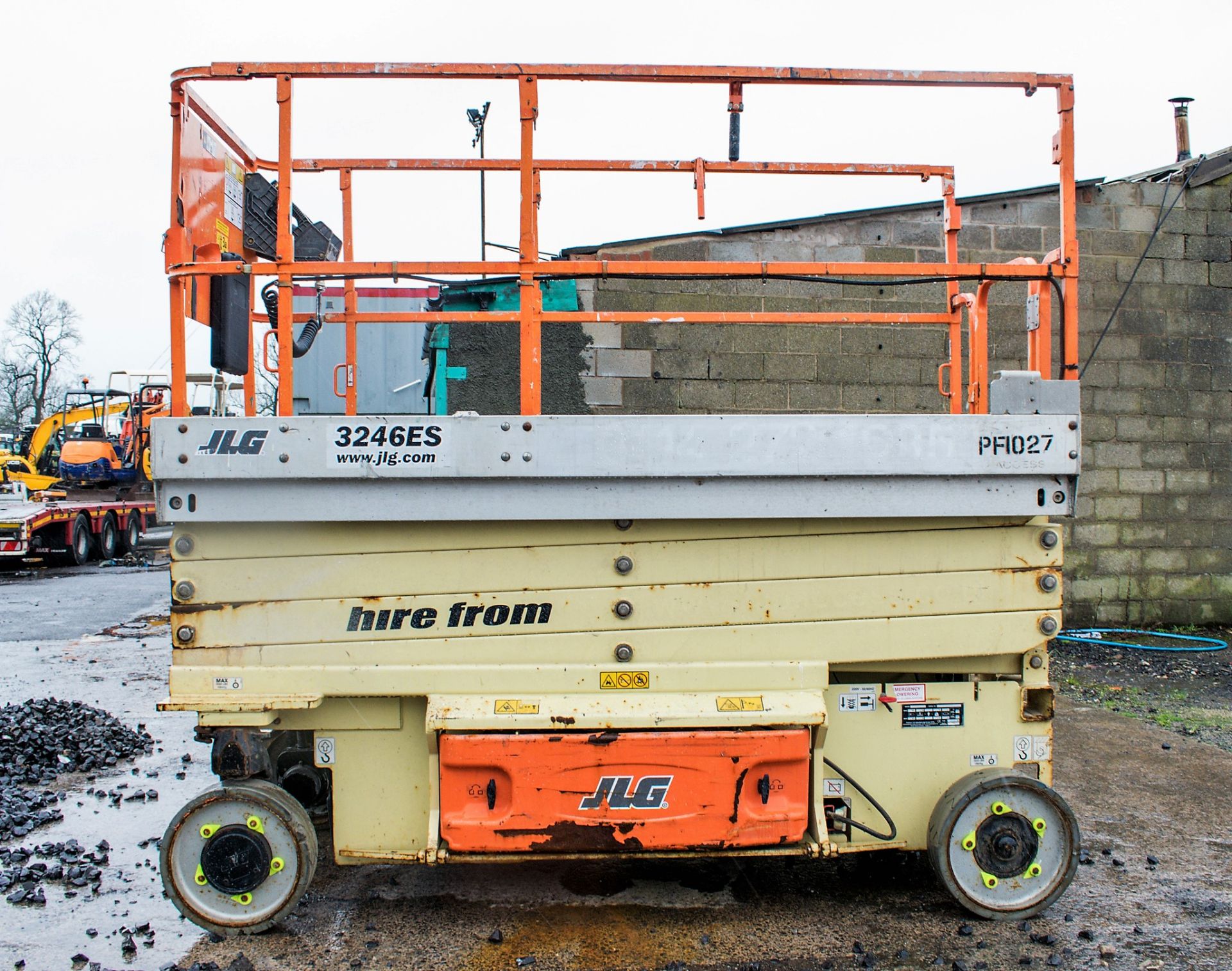 JLG 3246ES battery electric scissor lift access platform Year: 2010 S/N: 023605 Recorded Hours: - Image 5 of 10