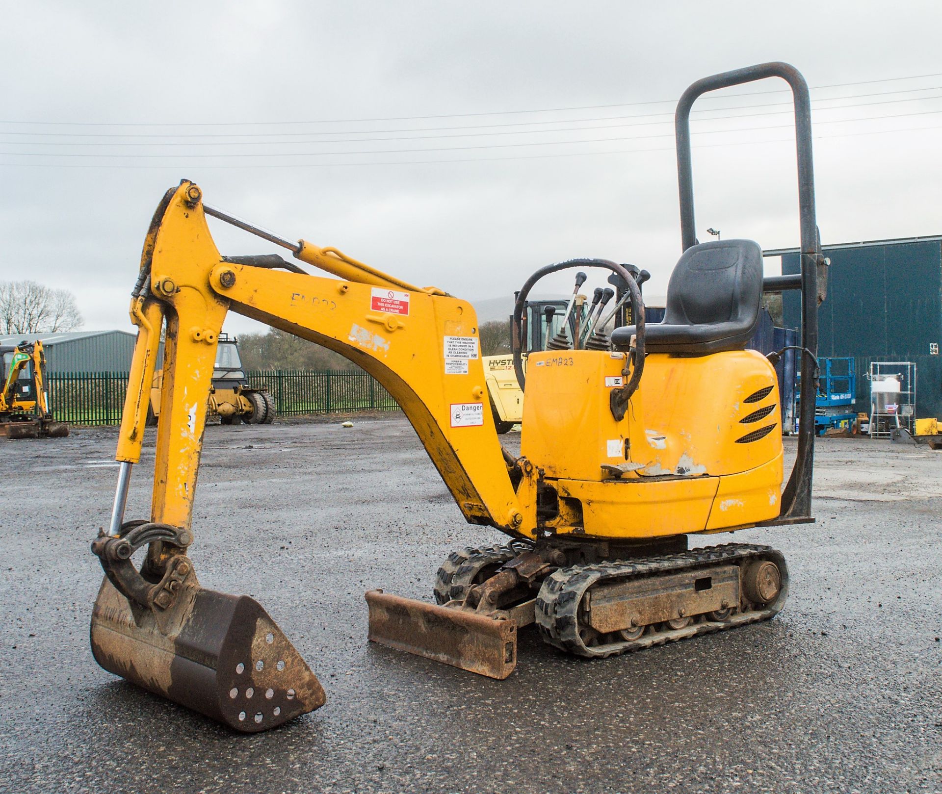 JCB 8008 0.8 tonne rubber tracked micro excavator Year: 2003 S/N: E01006000 Recorded Hours: 1186