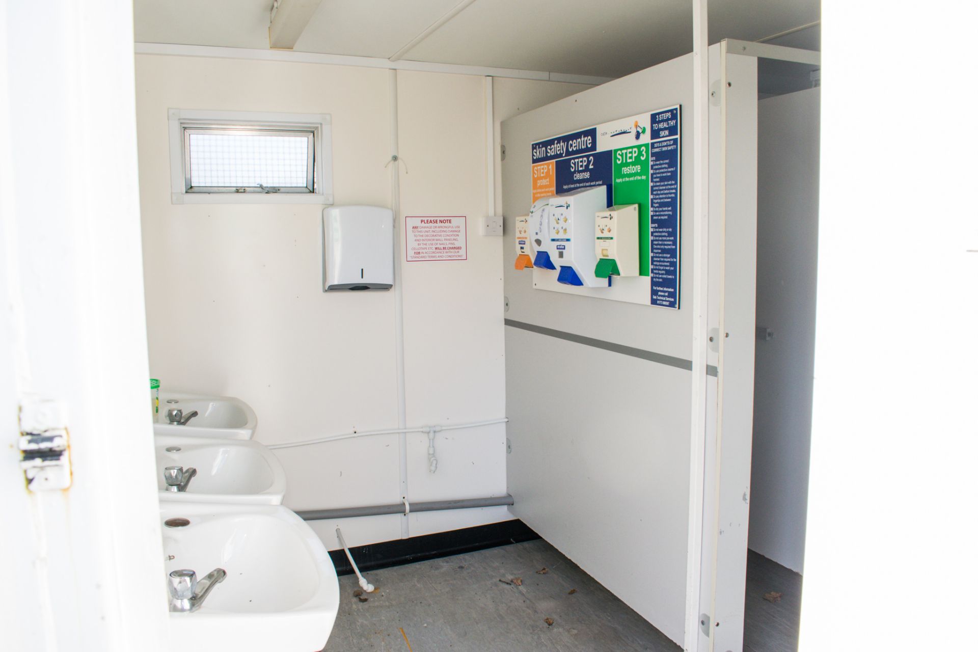 21 ft x 9 ft steel jack leg toilet site unit Comprising of: Men's toilet (4 cubicles, 3 urinals & - Image 7 of 14
