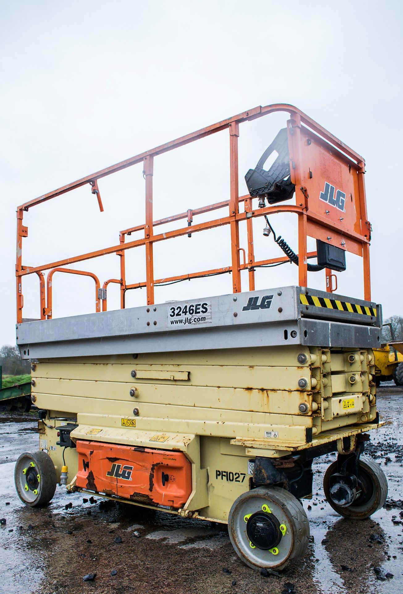 JLG 3246ES battery electric scissor lift access platform Year: 2010 S/N: 023605 Recorded Hours: