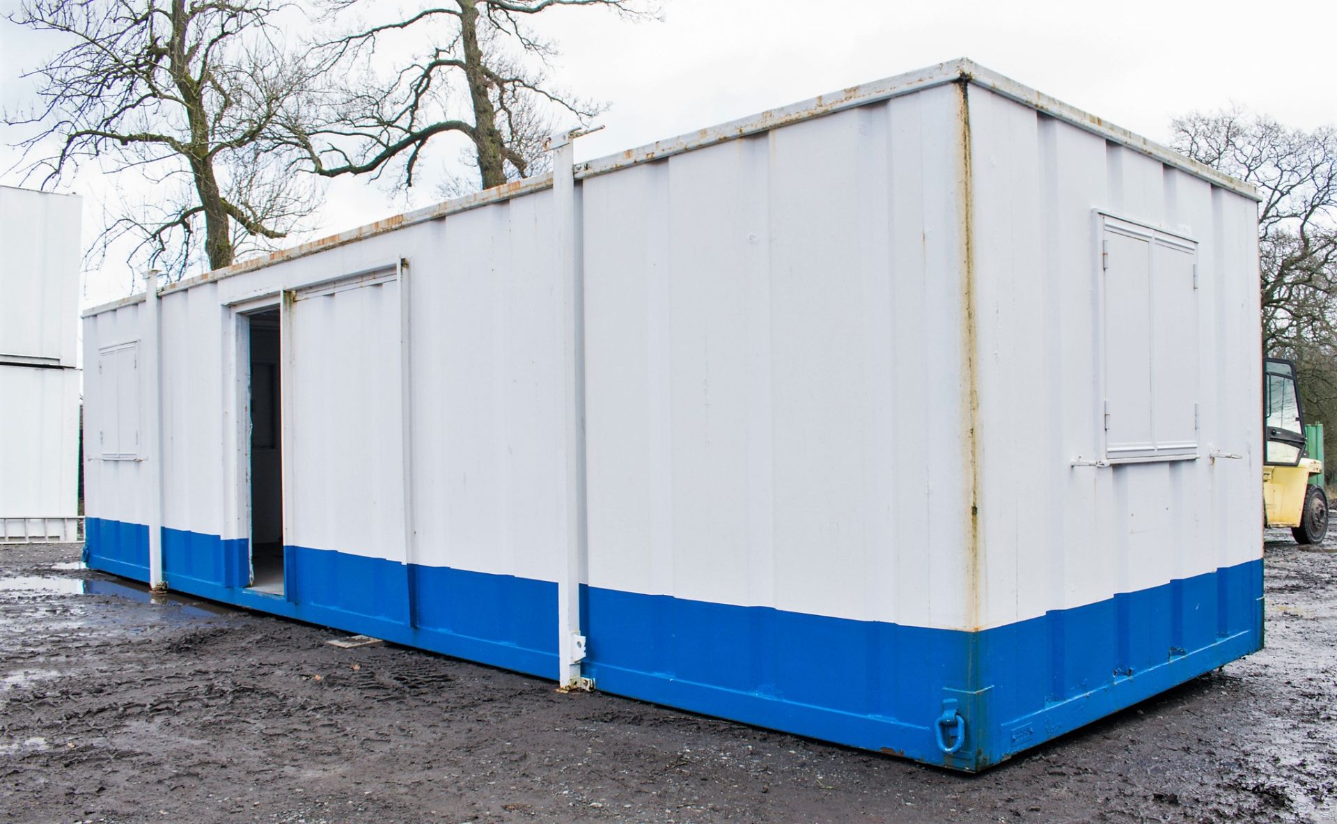 32 ft x 10 ft steel anti vandal jack leg office site unit BBA1486 ** No doors ** - Image 4 of 8