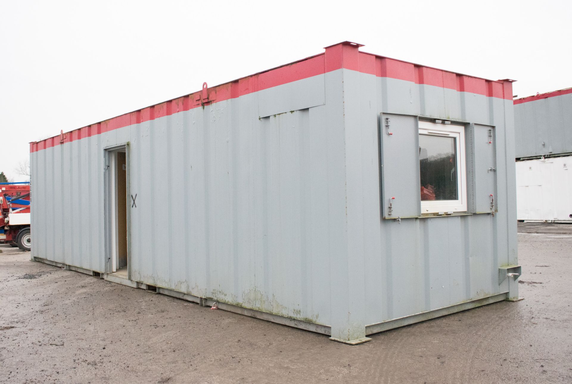 32 ft x 10 ft steel anti vandal office/toilet site unit Comprising of: lobby, office, gent - Image 4 of 15