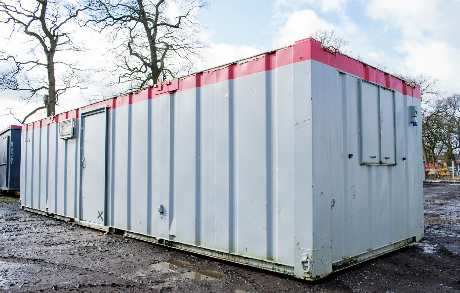 32 ft x 10 ft steel anti vandal jack leg toilet site unit Comprising of: Mens Toilet (2 cubicles, - Image 2 of 14