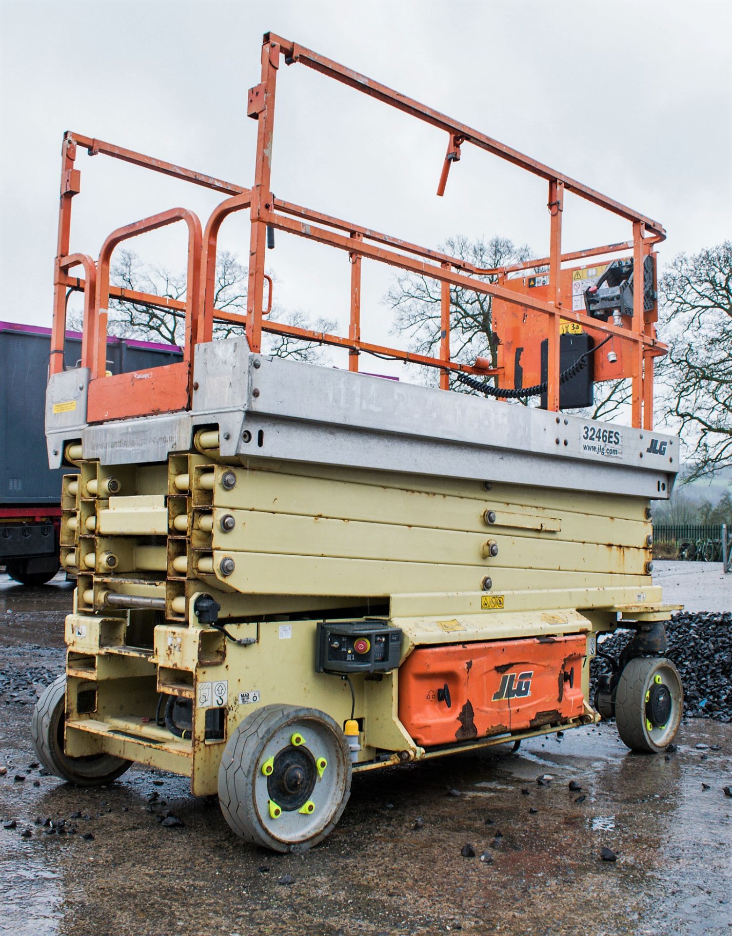 JLG 3246ES battery electric scissor lift access platform Year: 2010 S/N: 023605 Recorded Hours: - Image 3 of 10