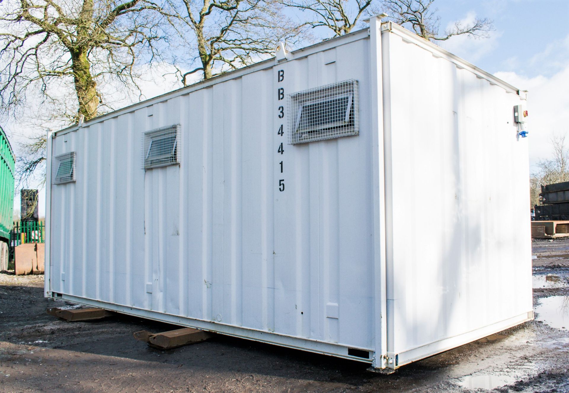 21 ft x 9 ft steel jack leg toilet site unit Comprising of: Men's toilet (4 cubicles, 3 urinals & - Image 4 of 14