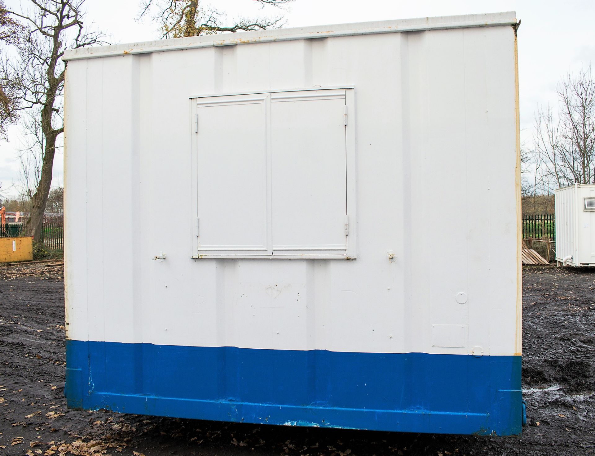 32 ft x 10 ft steel anti vandal jack leg office site unit BBA1619 ** No keys & door missing ** - Image 5 of 8