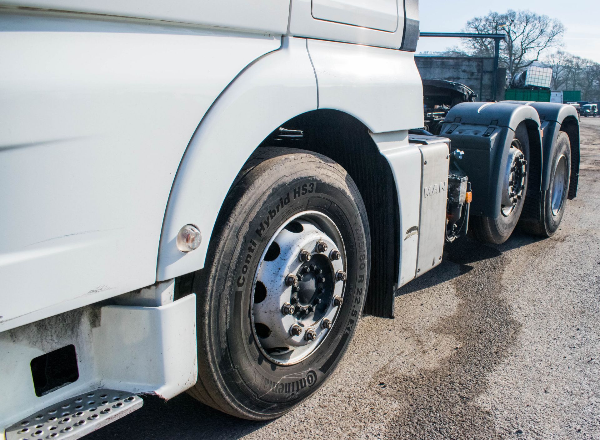 MAN TGX 26.440 manual 6 x 2 mid lift 3 axle artic tractor unit Registration number: DG63XME Date - Image 10 of 16