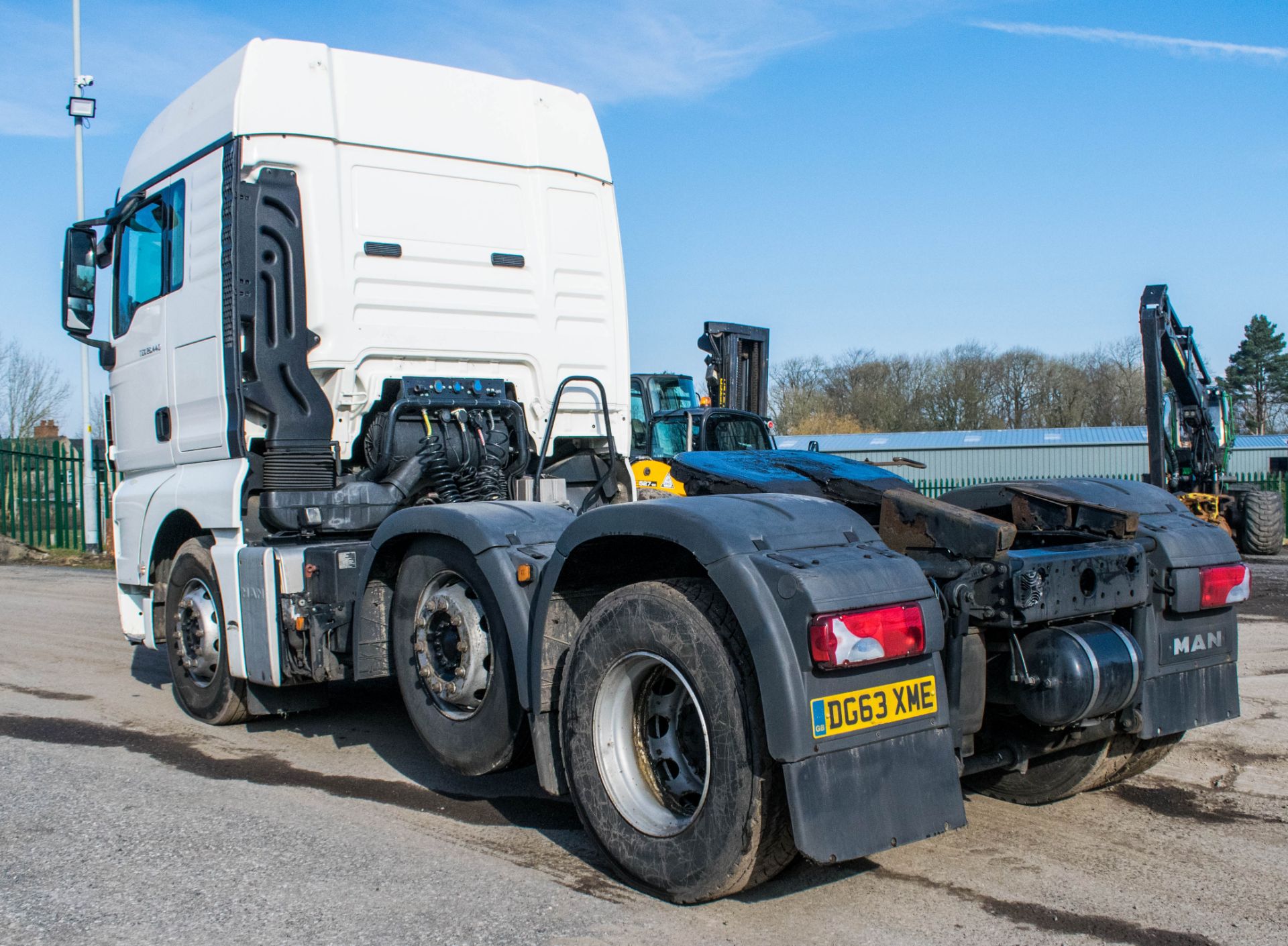 MAN TGX 26.440 manual 6 x 2 mid lift 3 axle artic tractor unit Registration number: DG63XME Date - Image 4 of 16