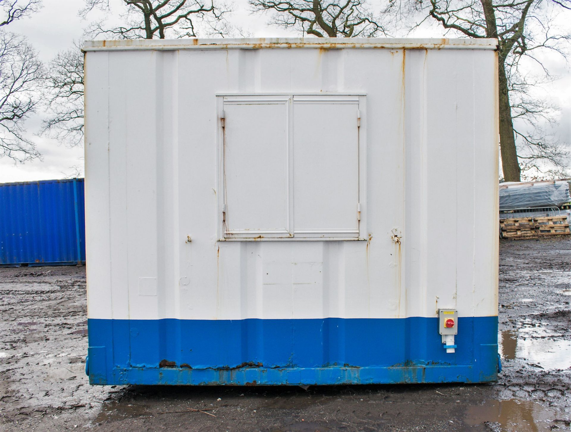 32 ft x 10 ft steel anti vandal jack leg office site unit BBA1486 ** No doors ** - Image 6 of 8