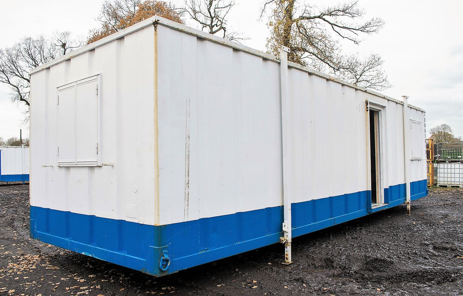 32 ft x 10 ft steel anti vandal jack leg office site unit BBA1619 ** No keys & door missing ** - Image 4 of 8