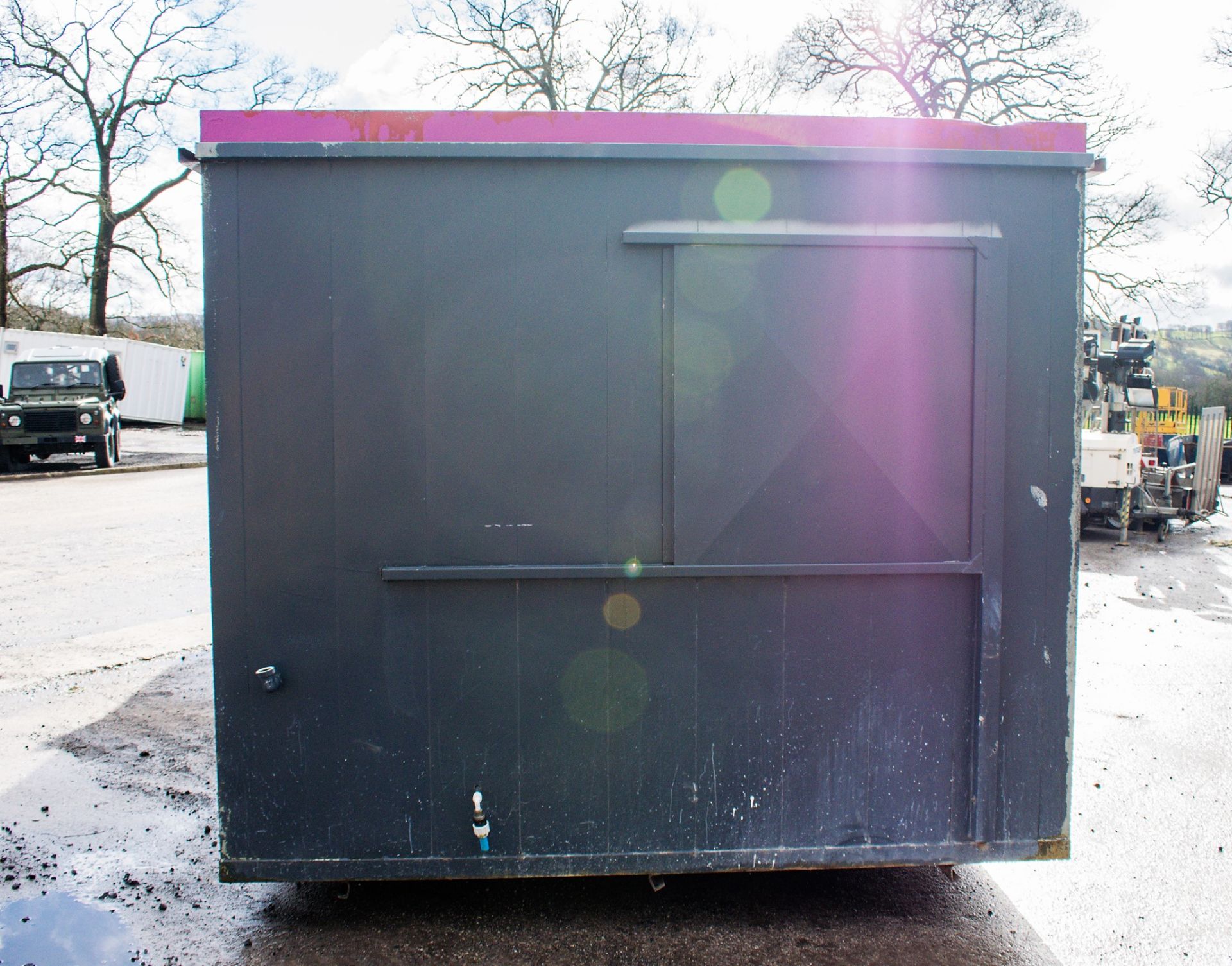 32 ft x 10 ft steel anti vandal jack leg site office unit Comprising of: Office/canteen area & - Image 5 of 9