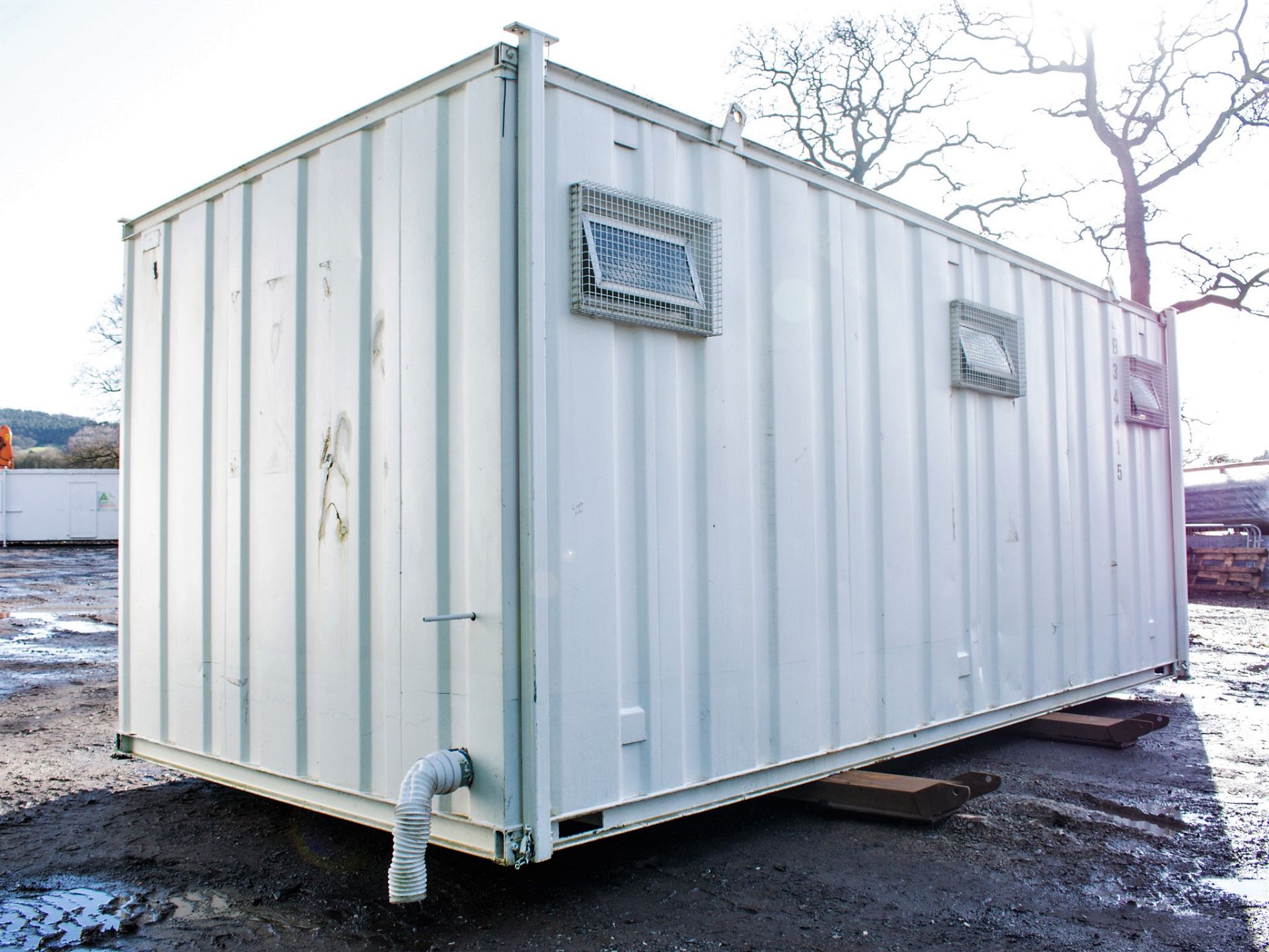 21 ft x 9 ft steel jack leg toilet site unit Comprising of: Men's toilet (4 cubicles, 3 urinals & - Image 3 of 14