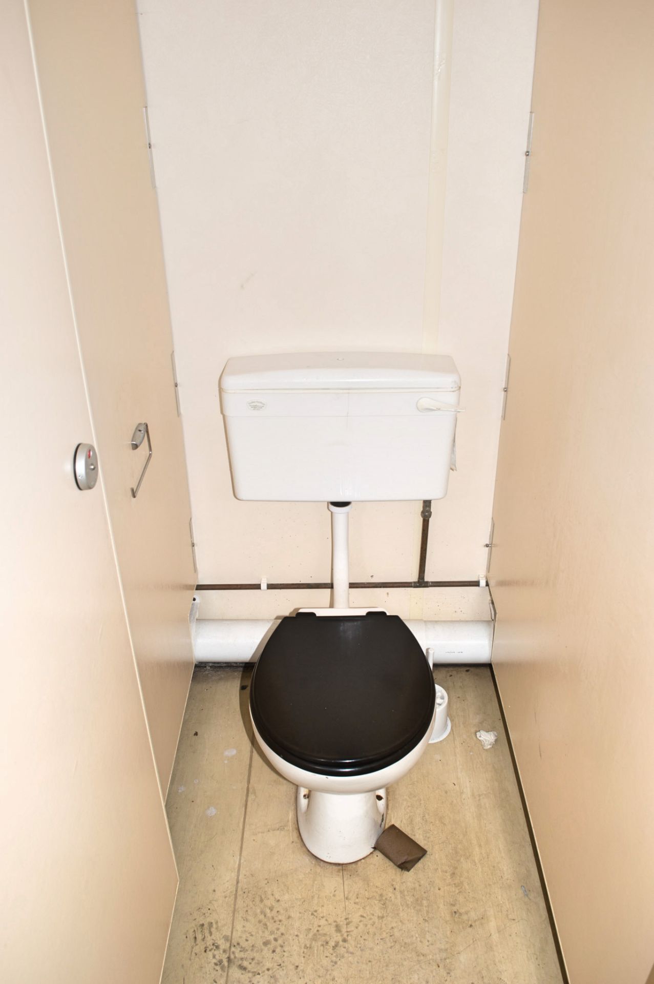32 ft x 10 ft steel toilet site unit Comprising of: Gents toilet with; 4 - toilets, 4 - urinals & - Image 10 of 16