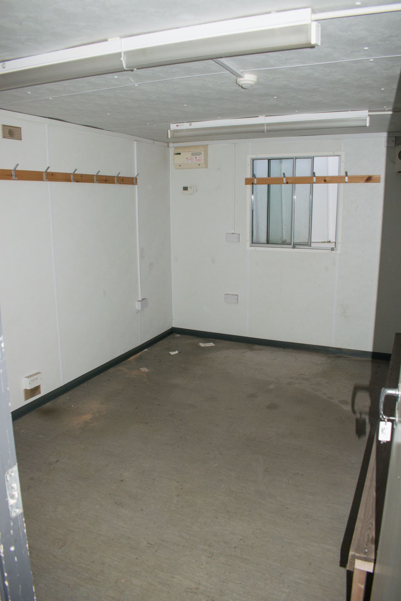 32 ft x 10 ft steel anti-vandal toilet/changing room site unit Comprising of: Lobby, Kitchen - Image 11 of 12