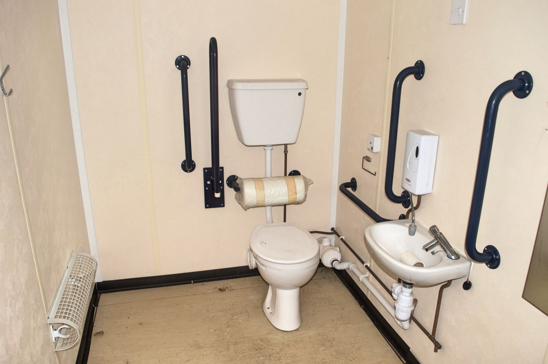 32 ft x 10 ft steel toilet site unit Comprising of: Gents toilet with; 4 - toilets, 4 - urinals & - Image 16 of 16