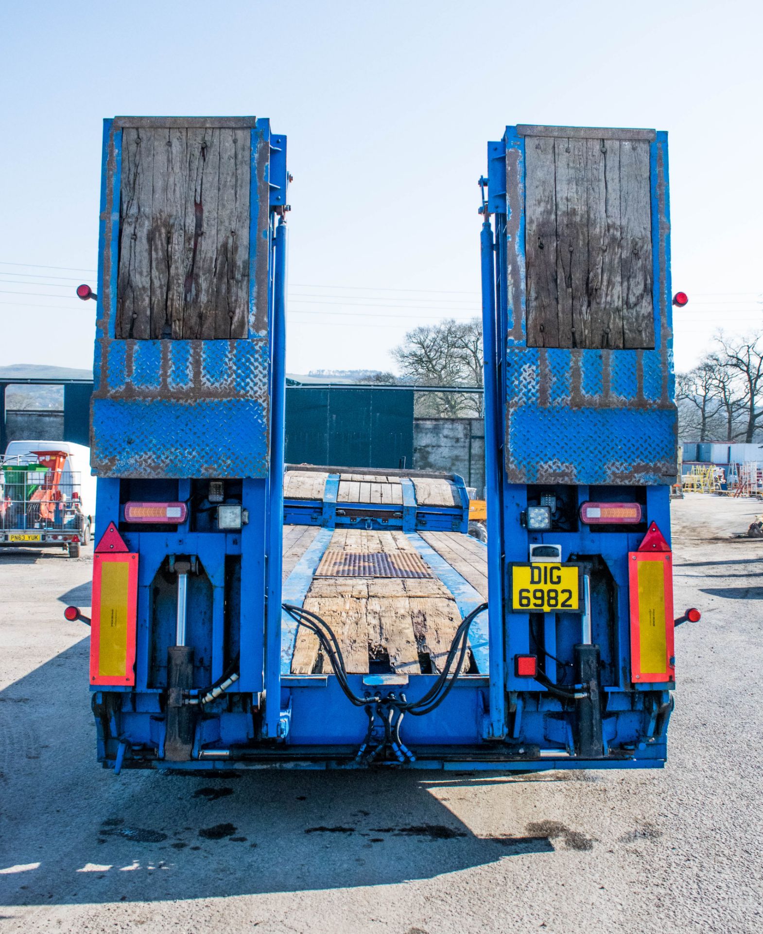 Tirsan tri-axle step frame low loader trailer Year: 2002 Reg: C113884 S/N: 220122 MOT Expires: 31/ - Image 6 of 14