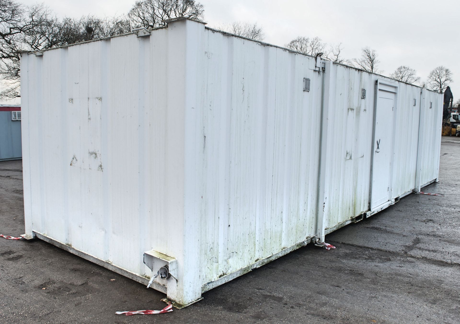 32 ft x 10 ft steel toilet site unit Comprising of: Gents toilet with; 4 - toilets, 4 - urinals & - Image 3 of 16