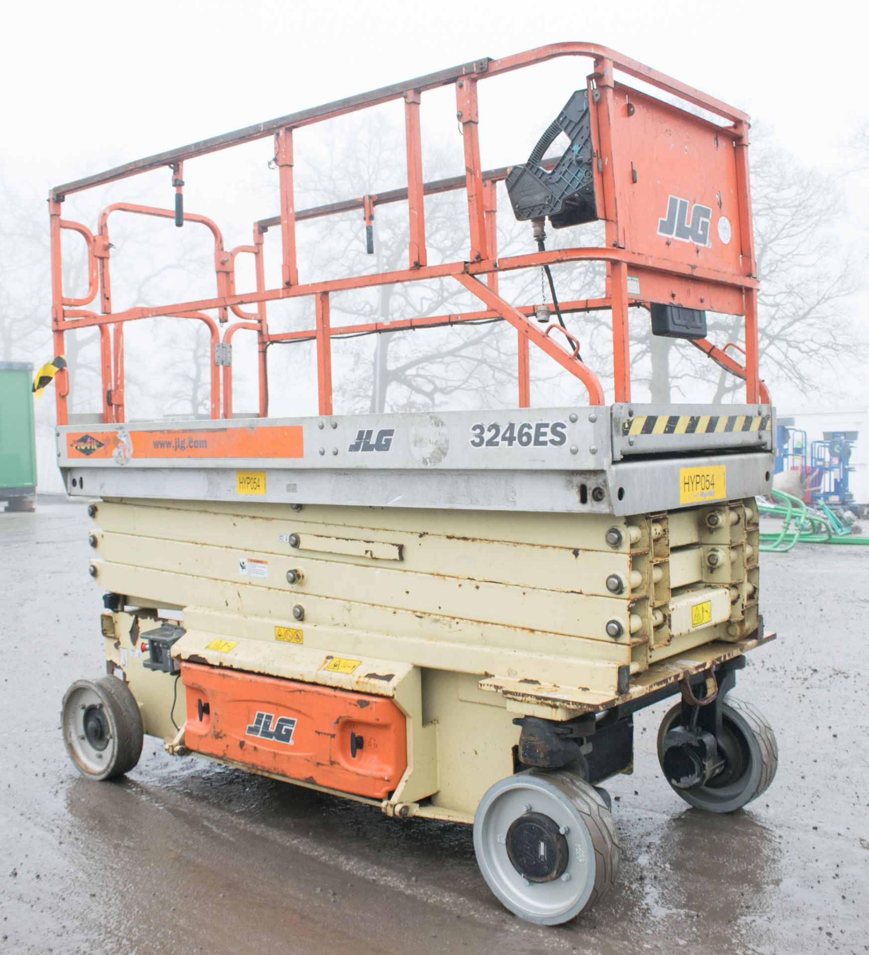 JLG 3246ES battery electric 12 metre driven scissor lift access platform Year: 2006 S/N: - Image 3 of 9