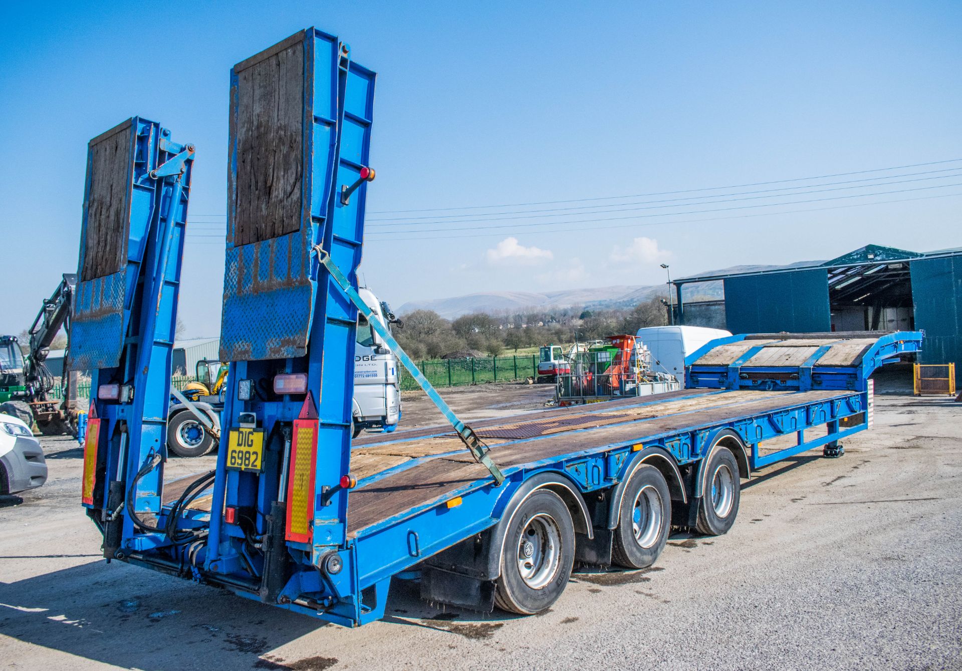 Tirsan tri-axle step frame low loader trailer Year: 2002 Reg: C113884 S/N: 220122 MOT Expires: 31/ - Image 3 of 14