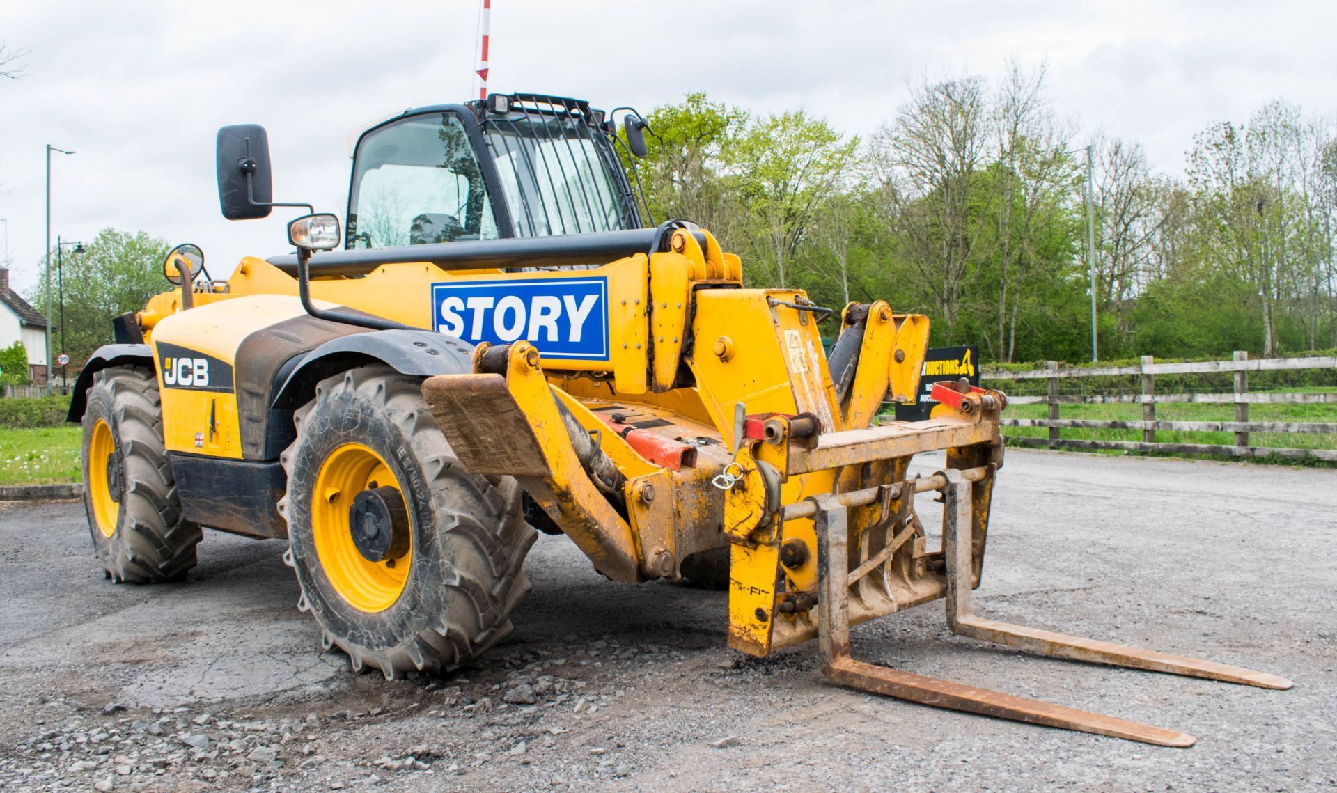 JCB 535 - 125 12.5 metre telescopic handler  Year: 2011 S/N: 1530487 Recorded Hours: 7707 - Image 2 of 21