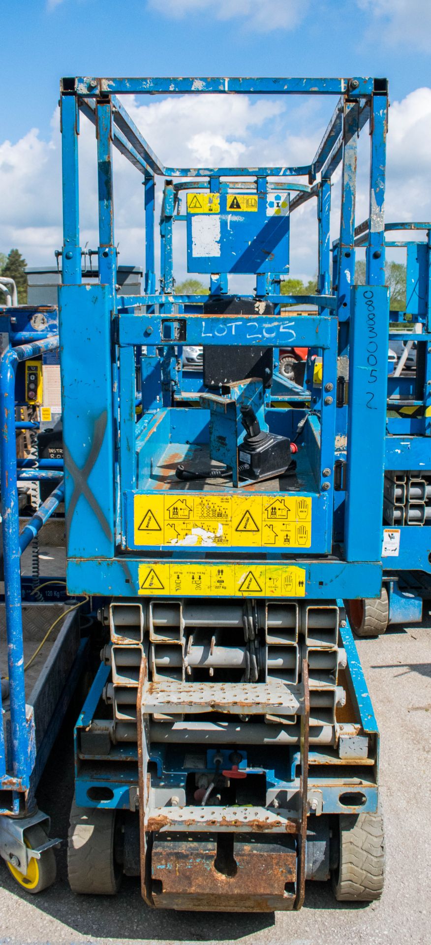 Genie GS1932 battery electric scissor lift  Year 2006  08830052 - Image 2 of 4