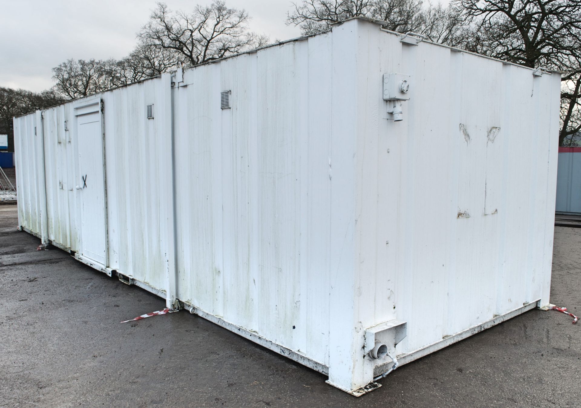32 ft x 10 ft steel toilet site unit Comprising of: Gents toilet with; 4 - toilets, 4 - urinals & - Image 4 of 16