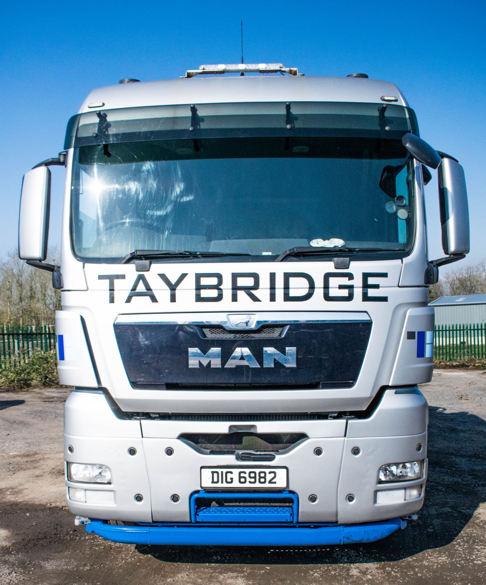 Man TGX 26.480 6 x 2 rear lift manual crane tractor unit Registration Number: DIG 6982 Date of - Image 5 of 19