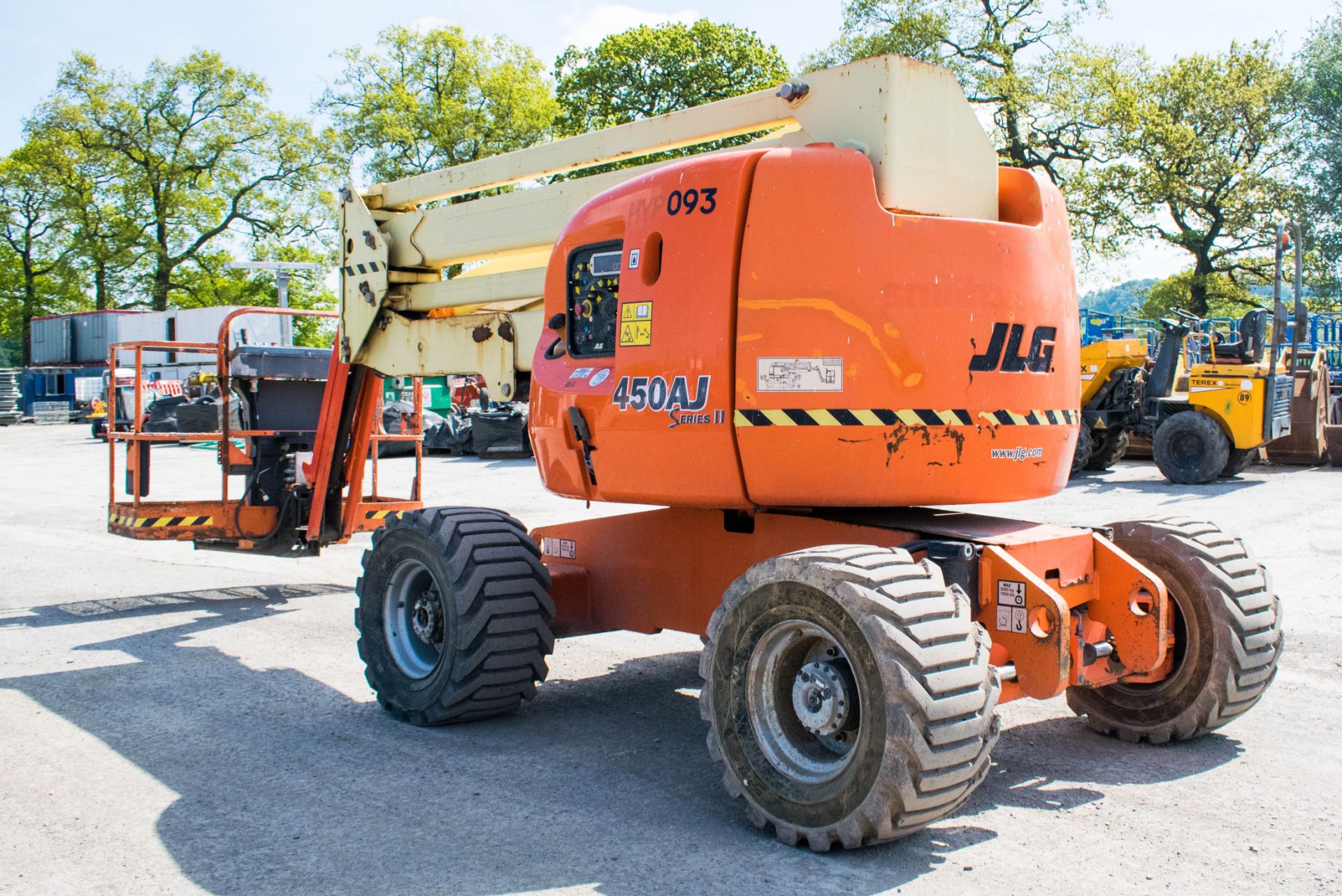 JLG 450 AJ 45 foot 4 wheel drive articulated boom lift  Year: 2008 S/N: 1300005603 Hours: 2996 - Image 2 of 17