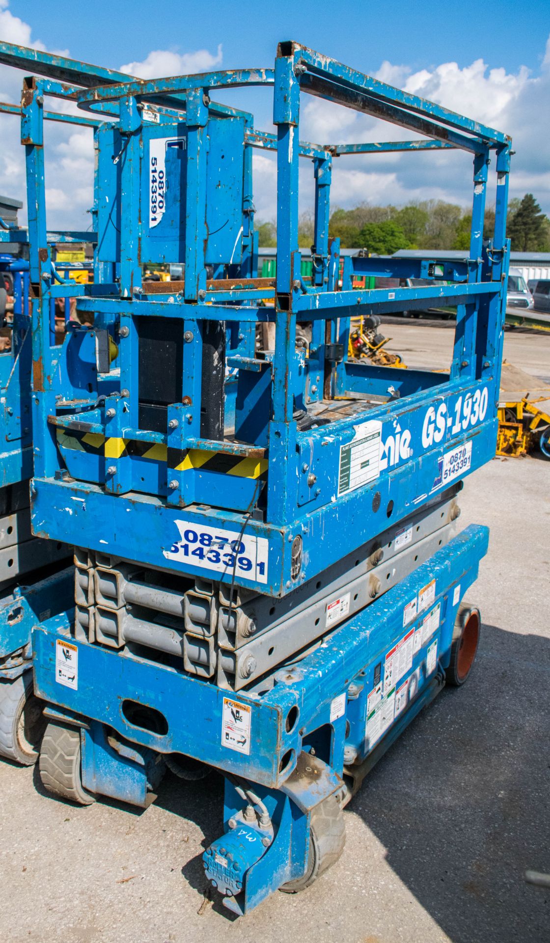 Genie GS1932 battery electric scissor lift  08837004 - Image 2 of 3