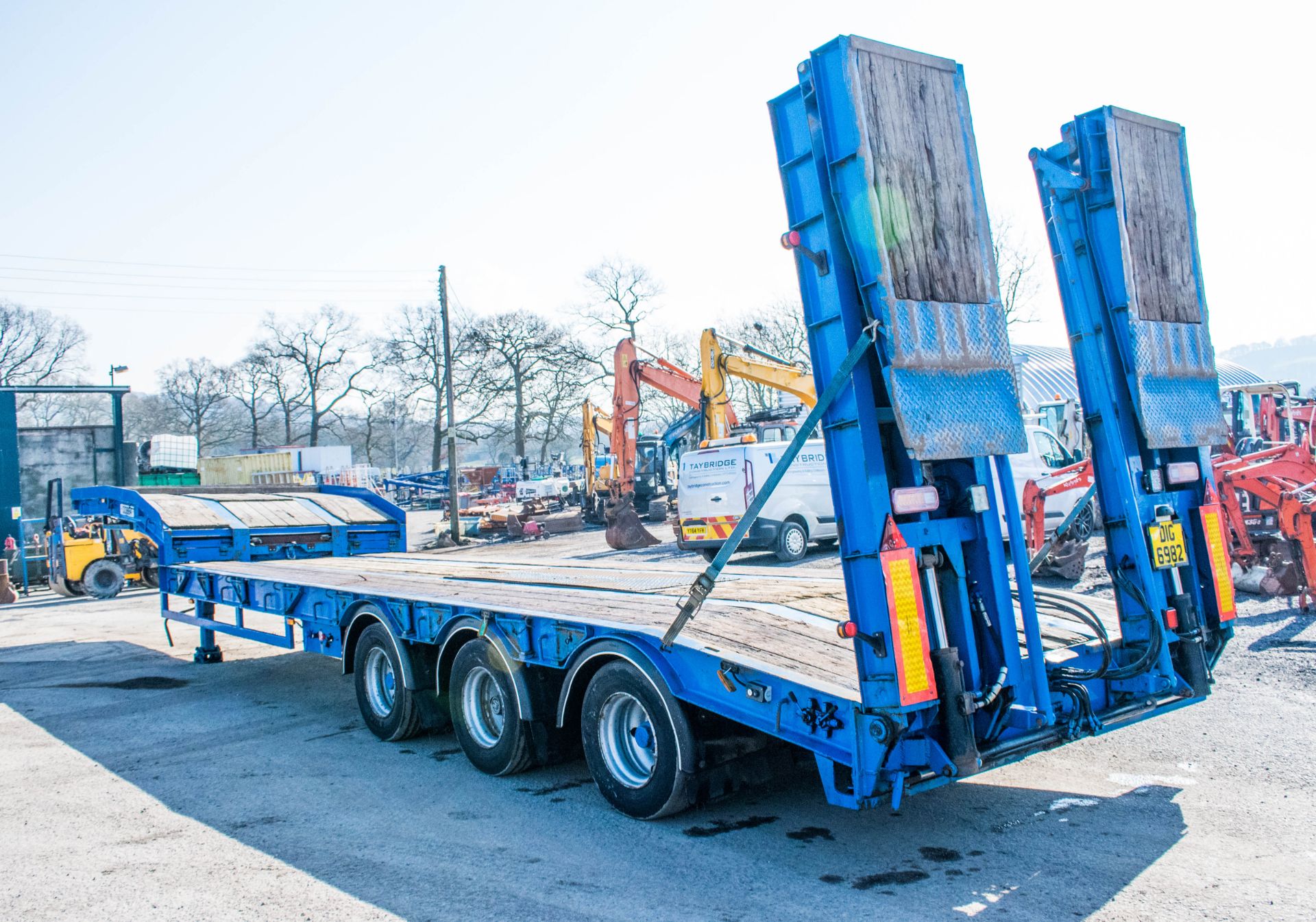 Tirsan tri-axle step frame low loader trailer Year: 2002 Reg: C113884 S/N: 220122 MOT Expires: 31/ - Image 4 of 14