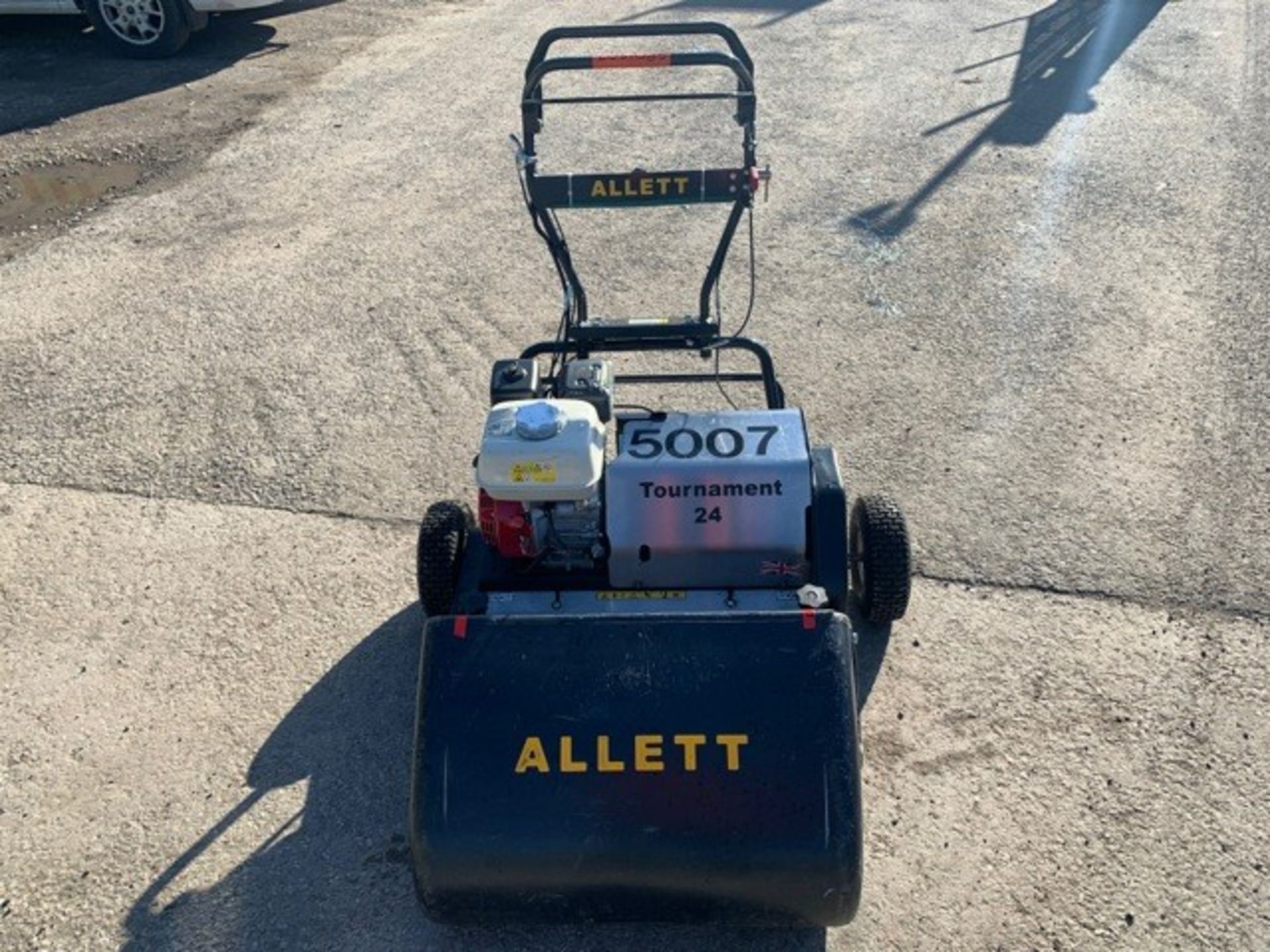 Allet Tournament 24 petrol driven cylinder mower Year: 2014 S/N: 14-308 - Image 3 of 12