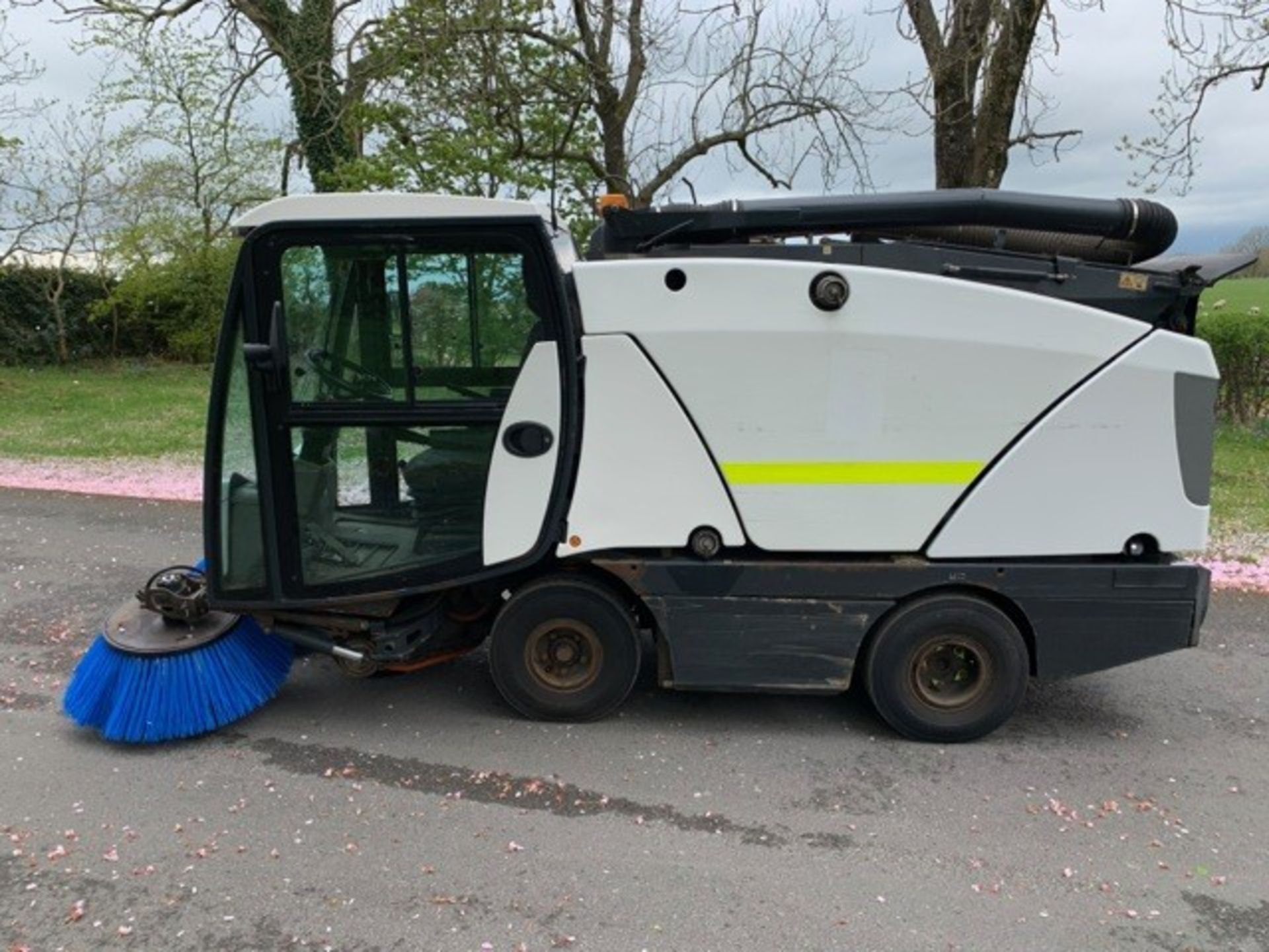 Johnston Dawsons CX201 sweeper Registration Number: LJ14 CHH Year: 2014 S/N: 205039 Recorded - Image 7 of 17