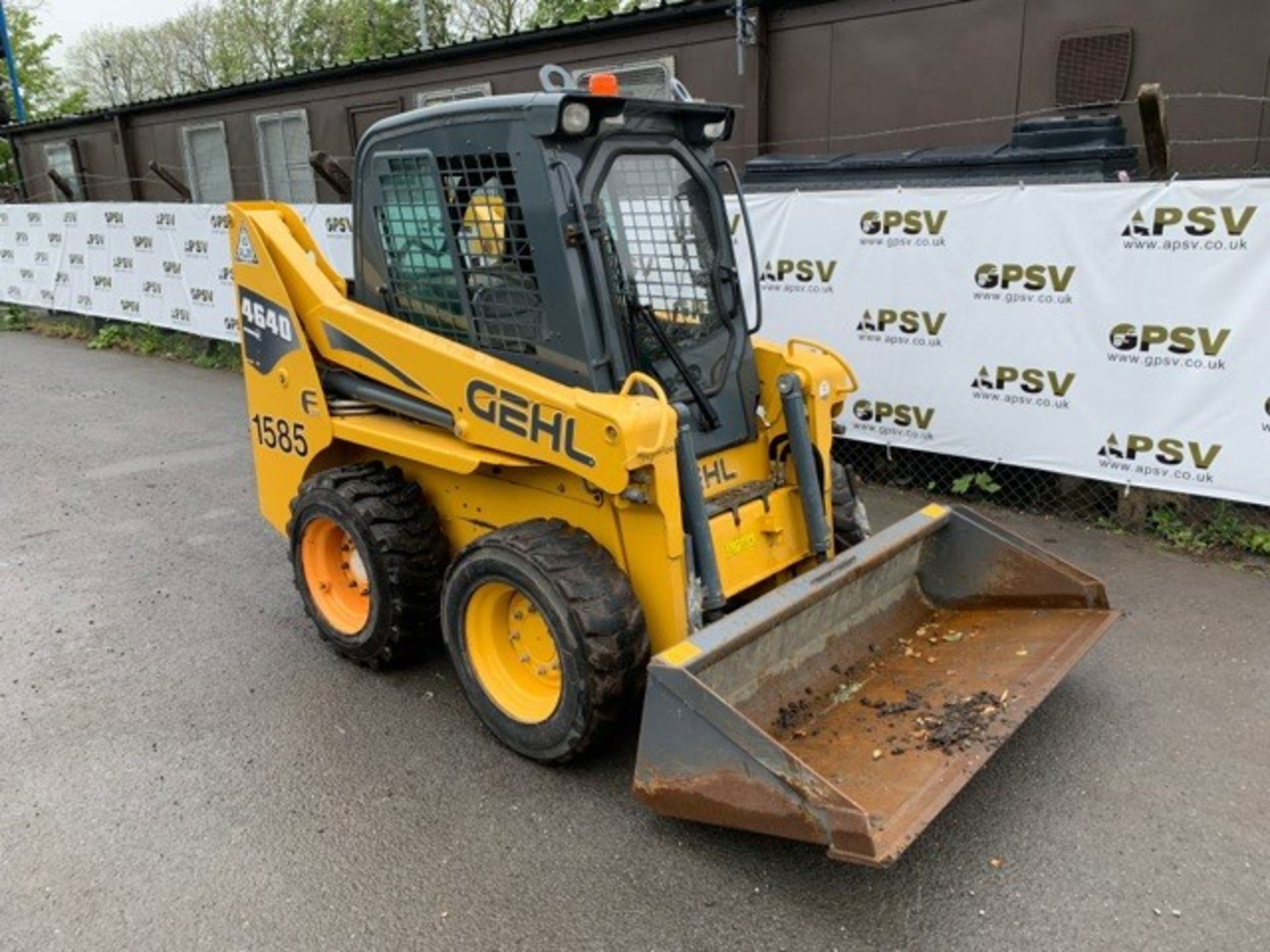 Gehl SL4640 E skid steer loader Year: 2015 S/N: E00314954 Recorded Hours: 304 - Image 2 of 12