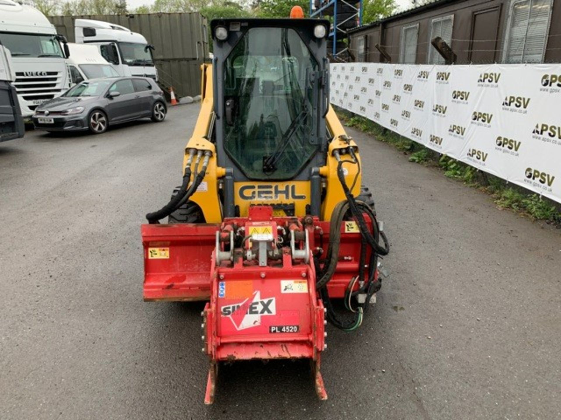 Gehl R190 skid steer loader Year: 2015 S/N: E172444 Recorded Hours: 474 c/w Simex PL4520 road - Image 5 of 16